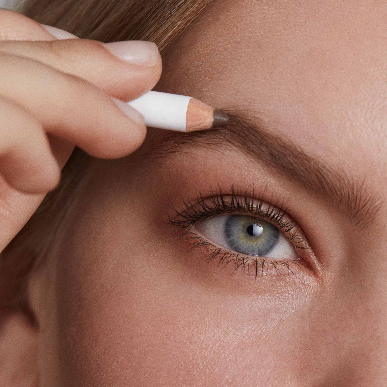 Kjaer Weis Brow Pencil - Natural & Vegan Eyebrow Pencil for Perfectly Shaped Brows | Cruelty-Free & Long-Lasting | Ideal for Everyday Makeup & Professional Looks
