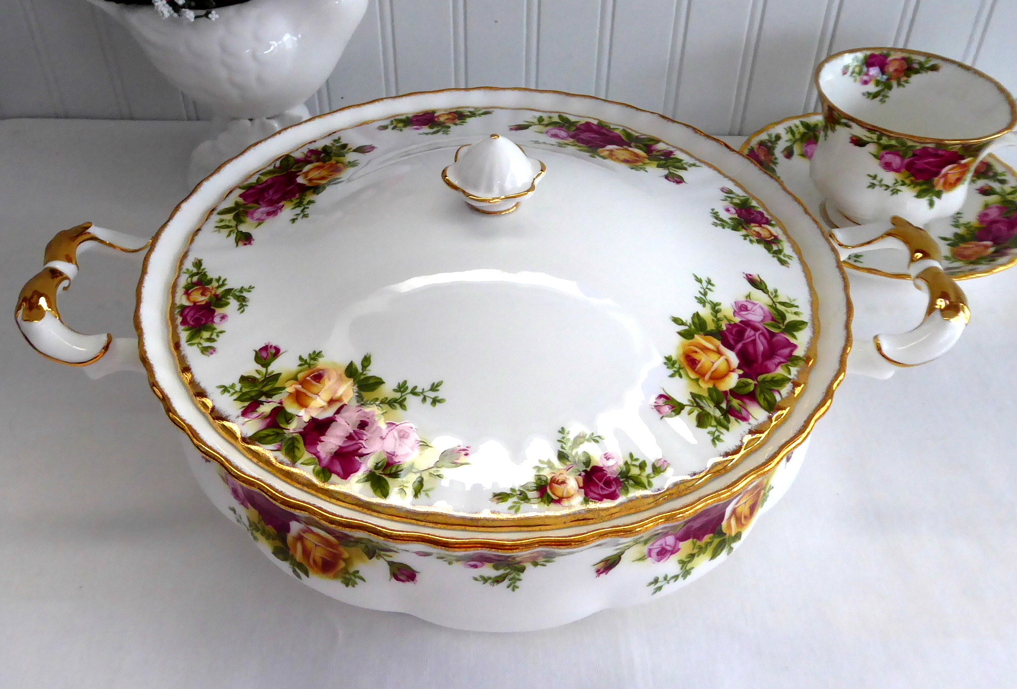 Royal Albert Old Country Roses Round Covered Vegetable Dish - 50 Ounce Large Vintage Serving Bowl with Lid (1990s) - Perfect for Dinner Parties, Holiday Meals & Elegant Table Settings