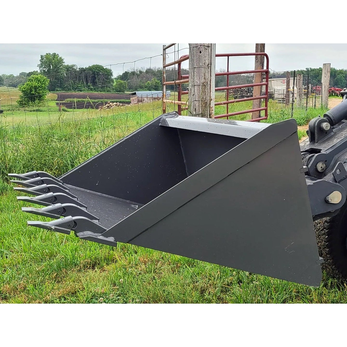 Berlon Low Profile Mini Skid Steer Bucket - Compact Tractor Loader Attachment for Landscaping, Construction & Farm Use