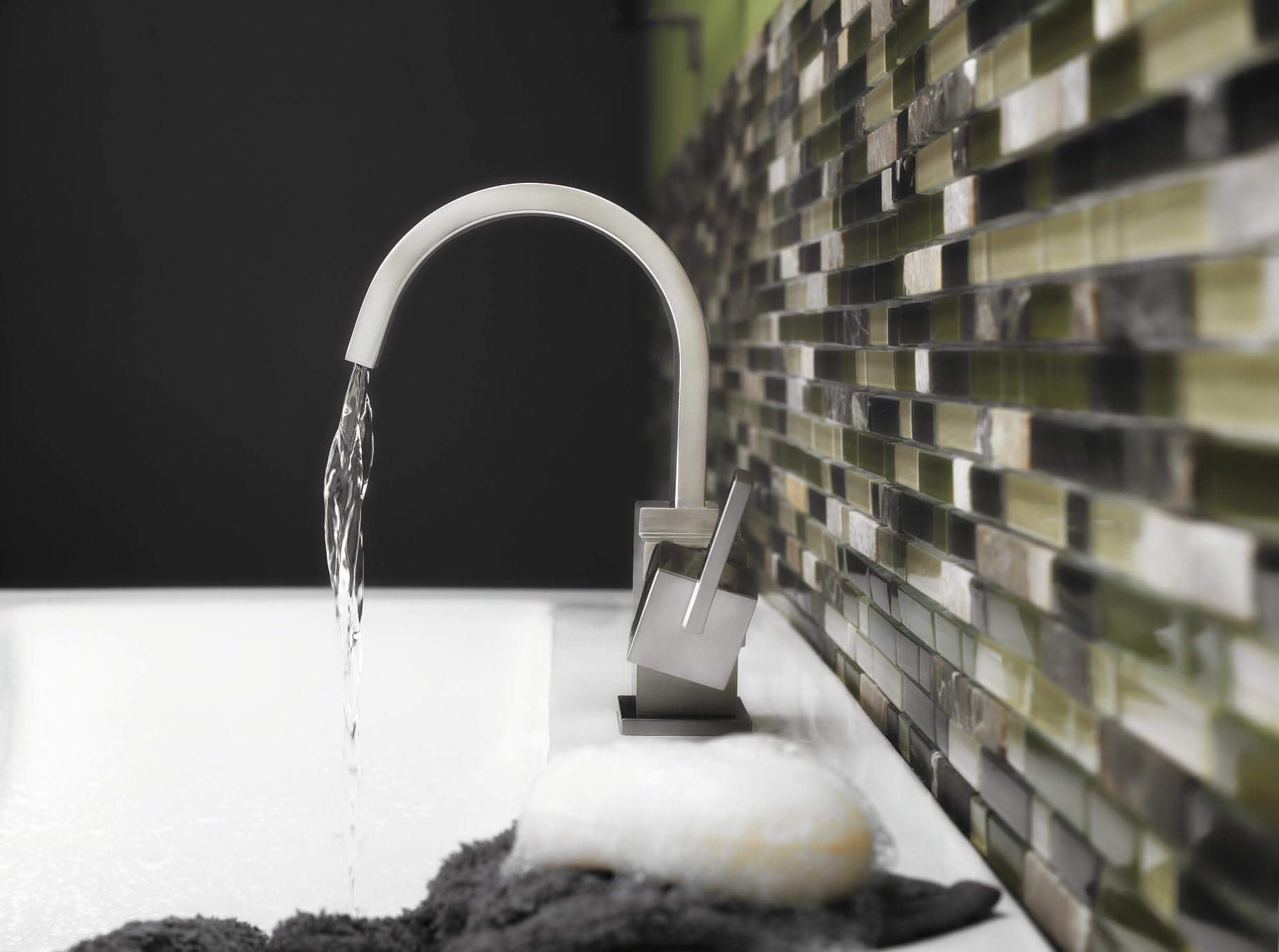 Delta Vero Single Hole Bathroom Faucet - Chrome Finish, Single Handle Bathroom Sink Faucet with Metal Push Pop-Up Drain - Perfect for Modern Bathroom Vanities & Powder Rooms