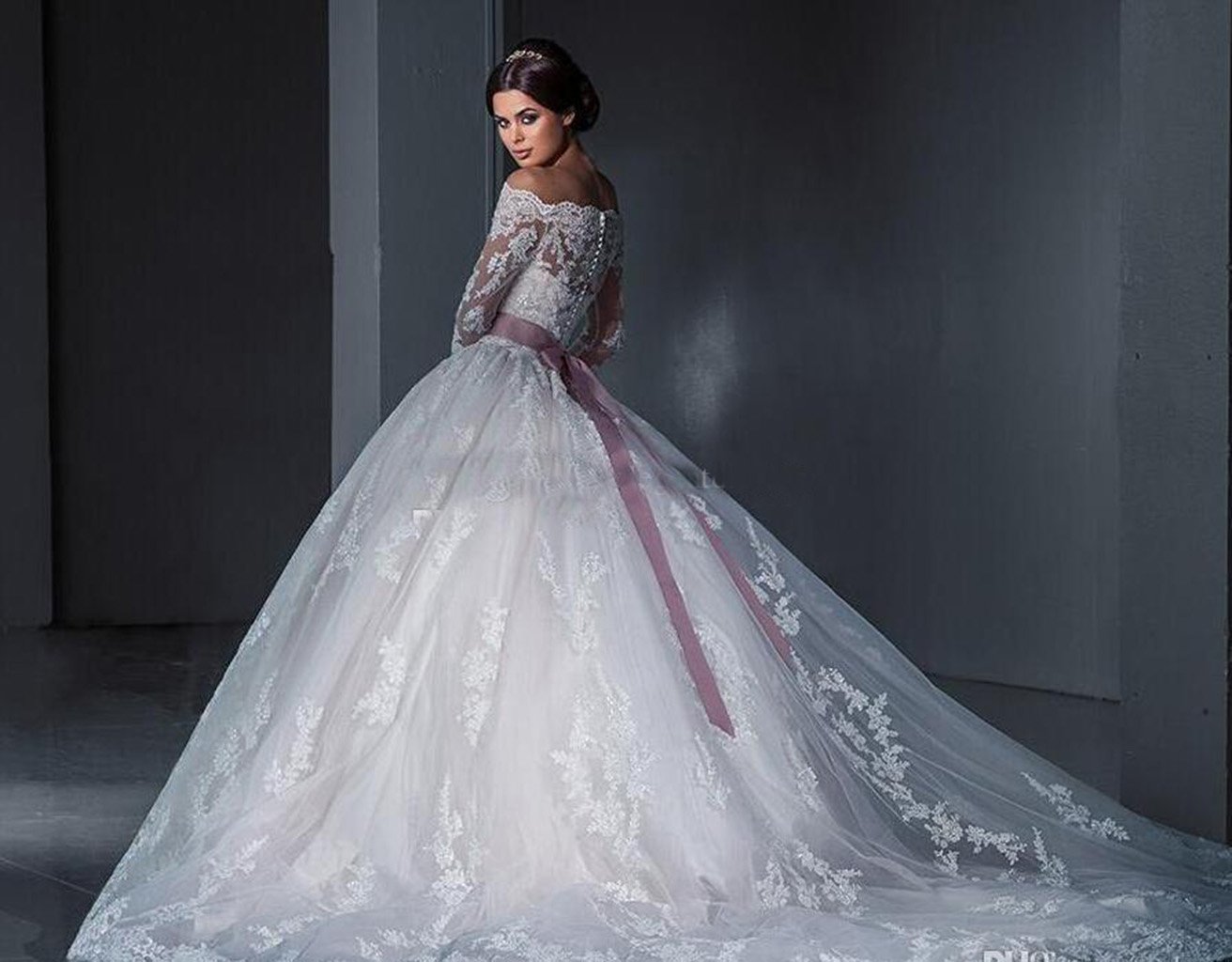Elegant Long Sleeve Lace Wedding Dress for Women - White Ball Gown Bridal Dress for Church Ceremony & Romantic Outdoor Weddings