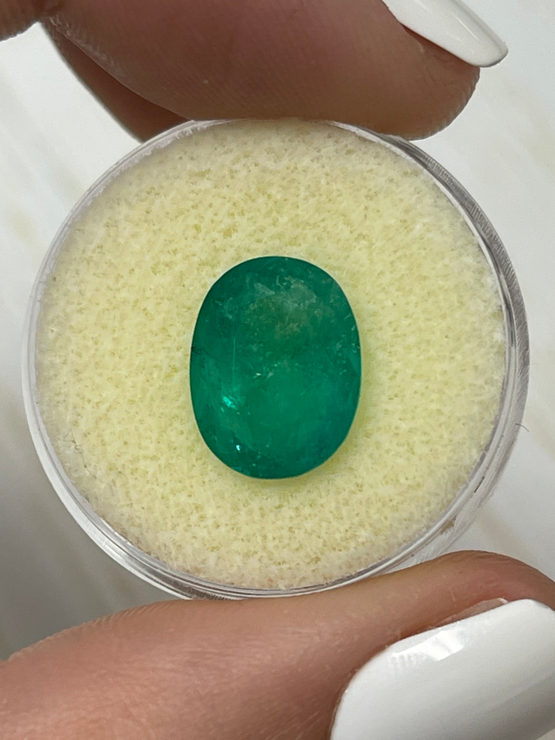 4.31 Carat Natural Colombian Emerald - Deep Medium Green Oval Cut Loose Gemstone for Jewelry Making, Engagement Rings & Luxury Gifts