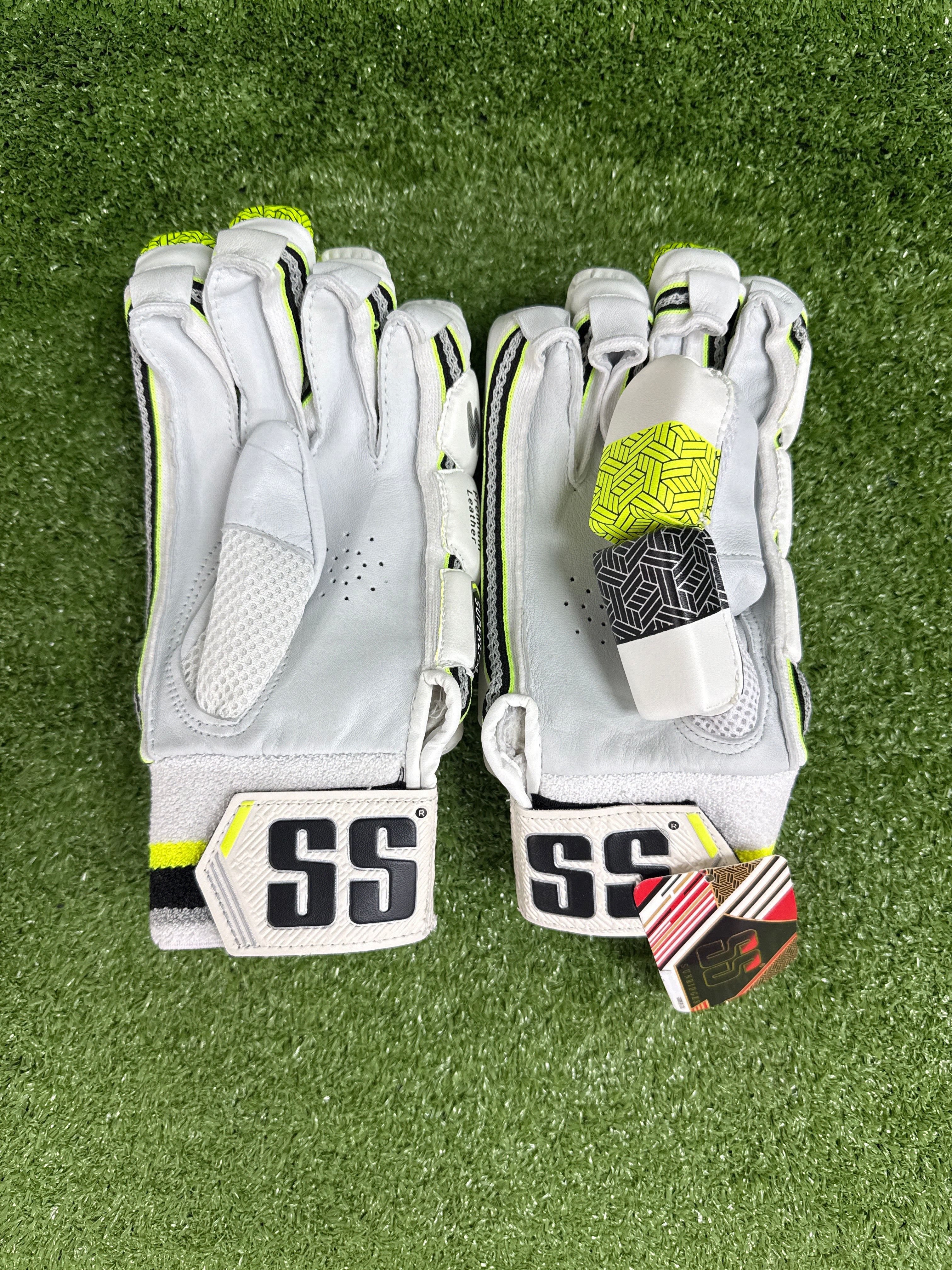 SS Superlite Junior/Youth Cricket Batting Gloves - Lightweight Protective Gear for Young Players - Perfect for Practice & Matches