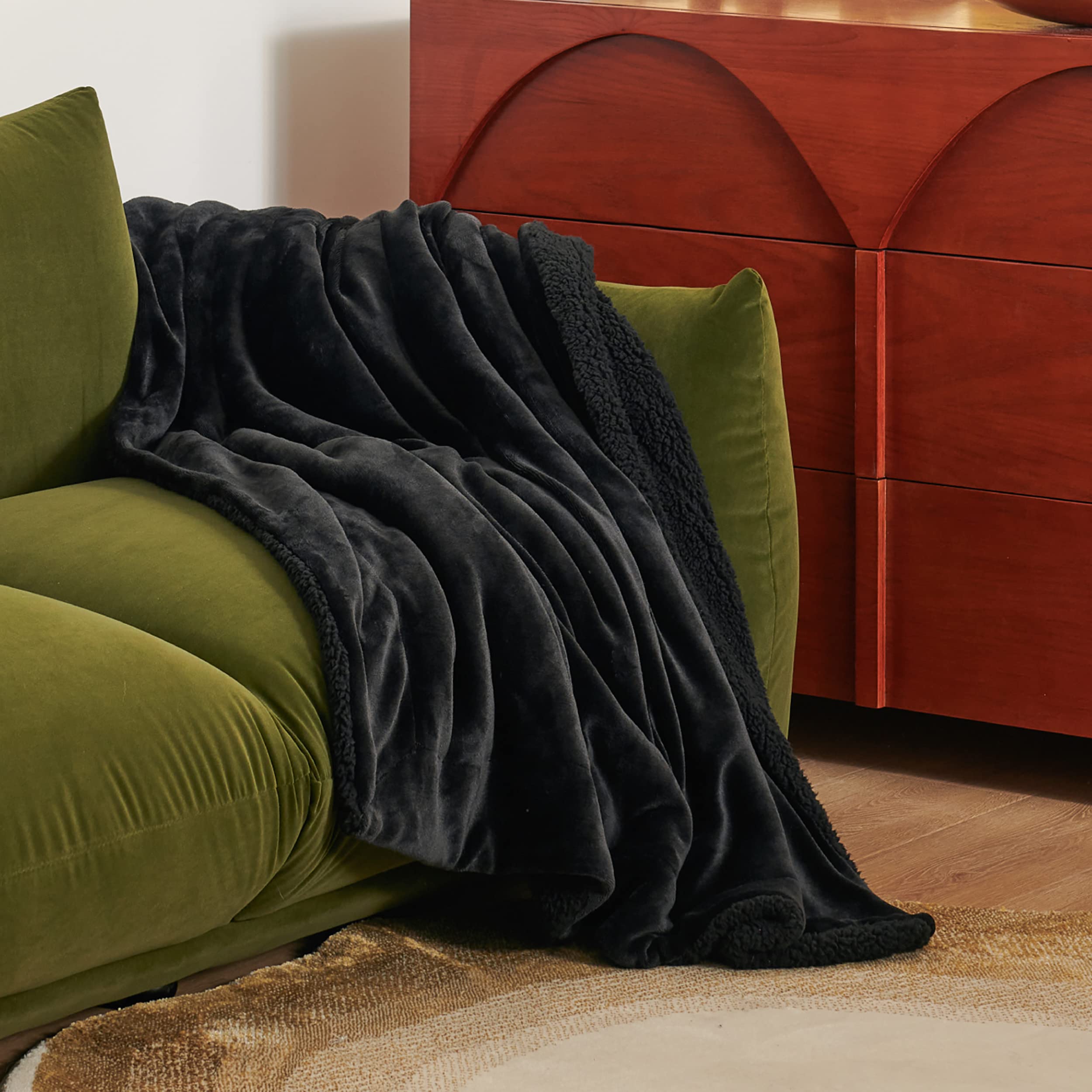Bedsure Sherpa Fleece Throw Blanket Twin Size 60x80 Inches - Ultra Soft & Warm Plush Blanket for Couch, Bed, Winter Use - Cozy Home Decor & Perfect Gift (Black)
