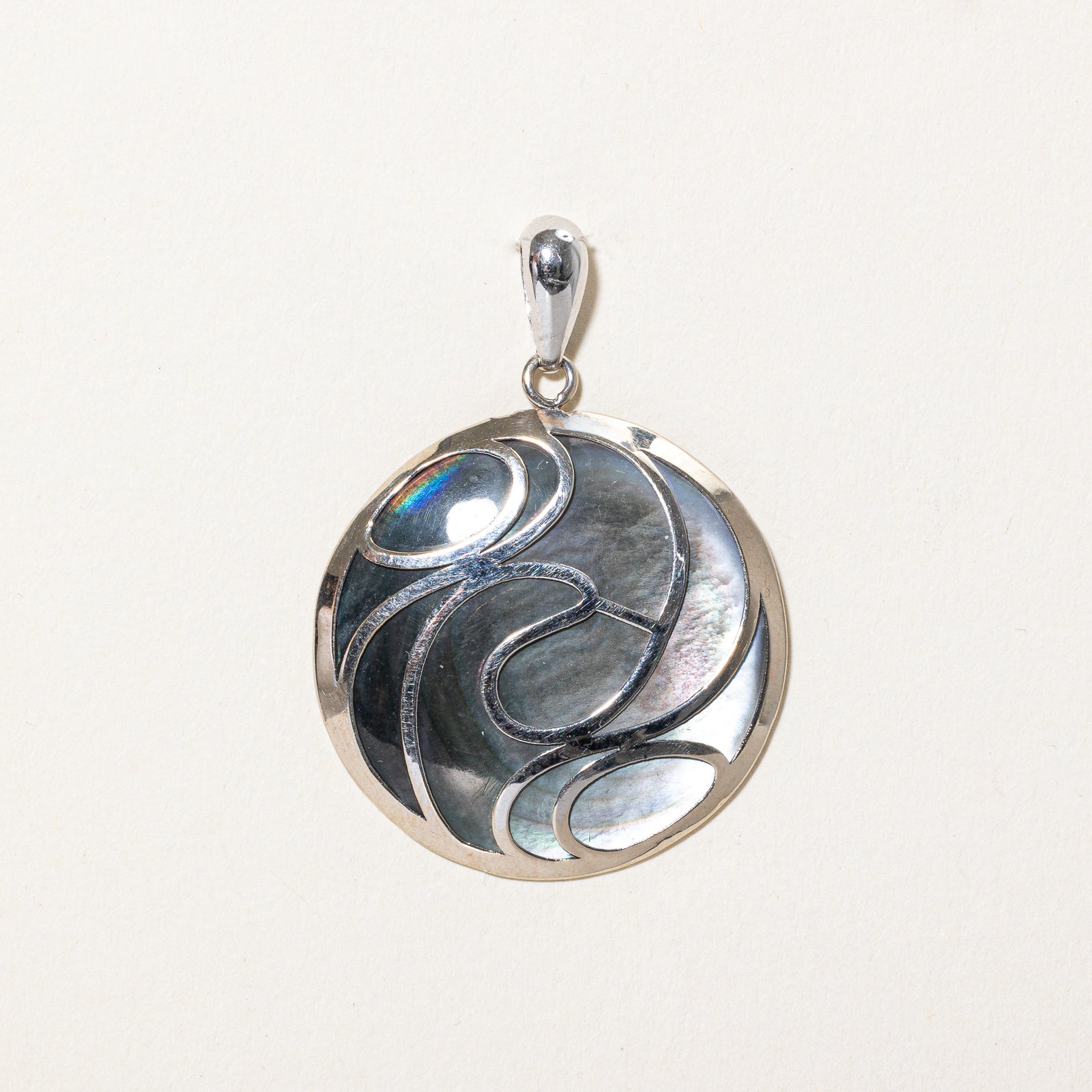 Exquisite Round Mother of Pearl Pendant Necklace - Natural Shell Jewelry for Women - Perfect for Weddings, Parties & Everyday Elegance