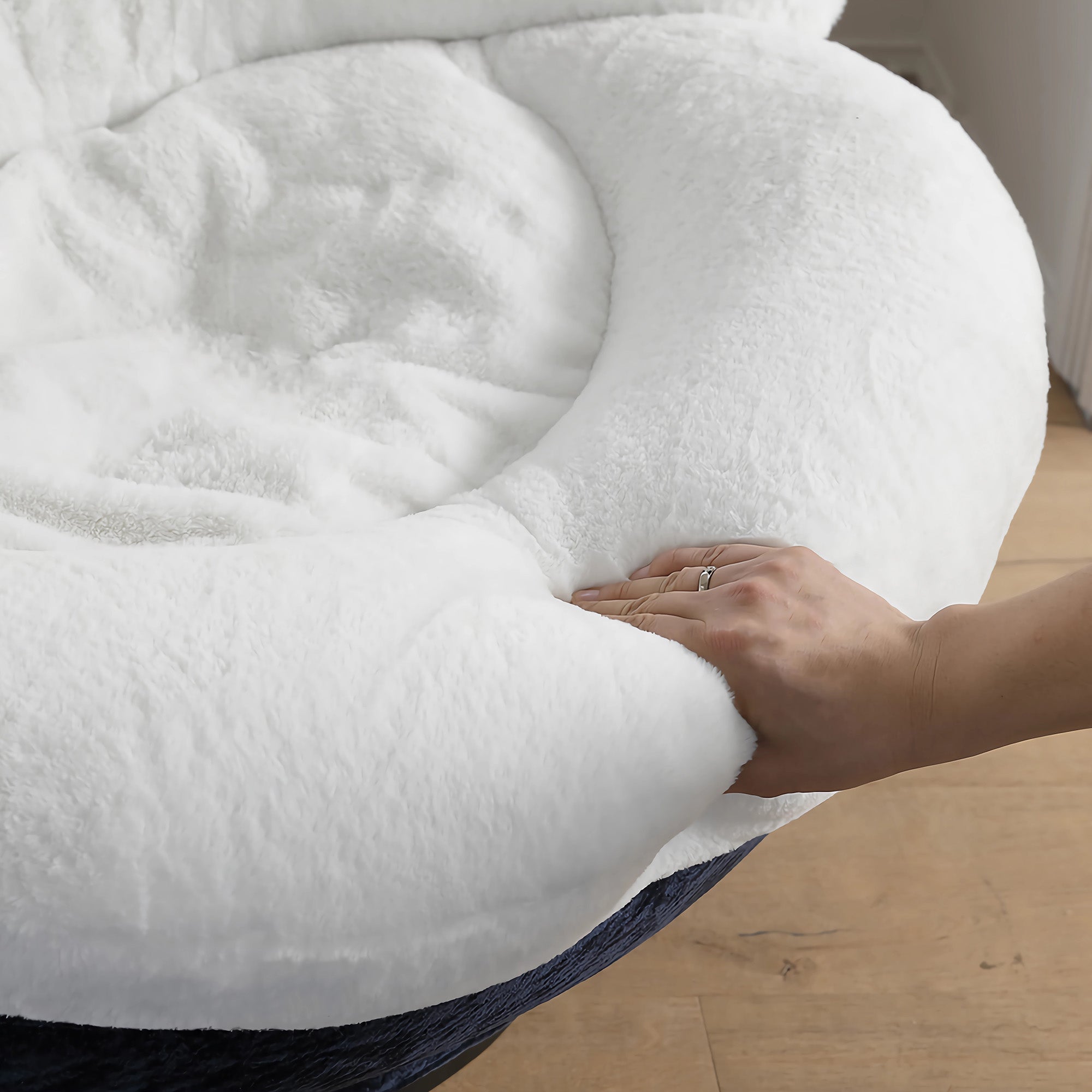 Gloria Soft Upholstered Swivel Lounge Chair - Modern White Accent Chair for Living Room, Bedroom & Office - Comfortable 360-Degree Rotating Seat with Padded Cushions