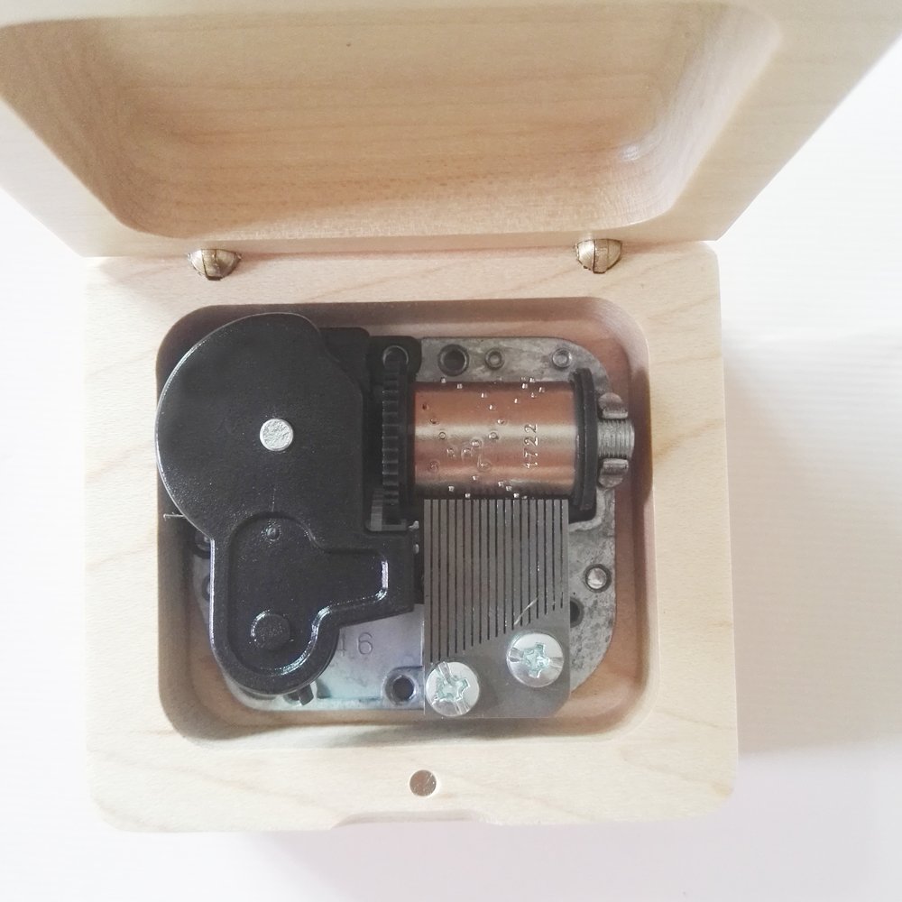 18-Note Retro Wind-Up Wooden Musical Box with Silver-Plating Movement - Maple Wood Music Gift Box - Plays 'Lilium' from Elfen Lied - Perfect for Anniversaries, Weddings & Romantic Gifts