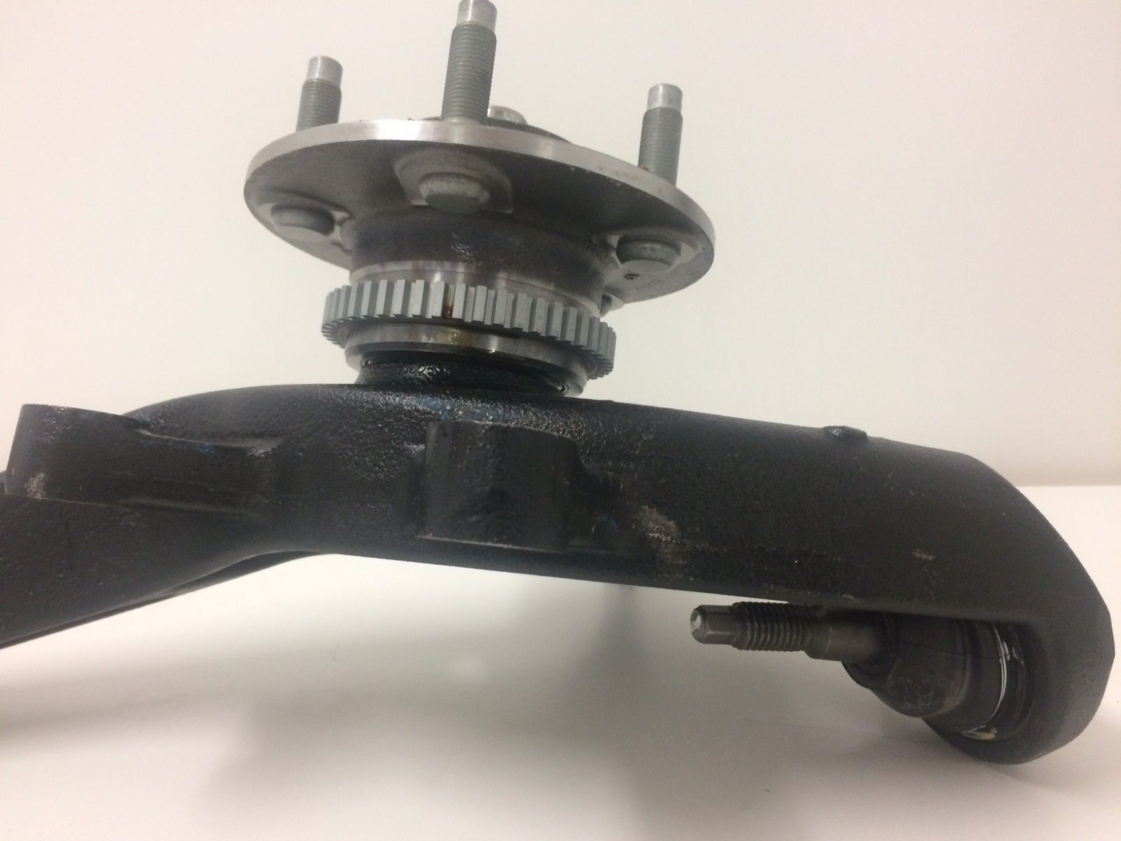 Genuine Ford Territory Front Right RWD Knuckle Hub Bearing Ball Joint Assembly - Replacement Part for Smooth Ride & Vehicle Safety | Perfect for Off-Roading & Daily Commuting