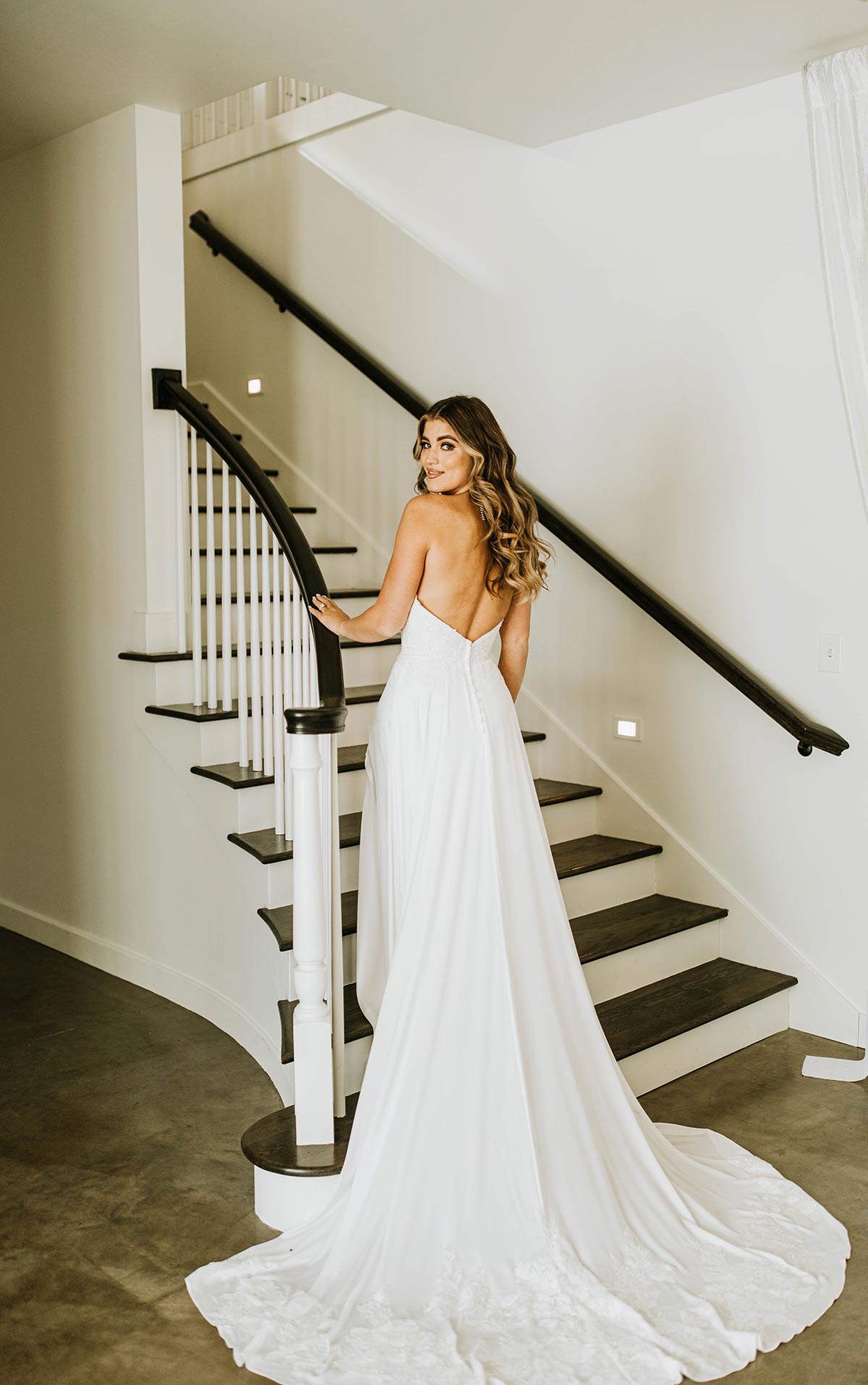 Stella York Women's Elegant Lace Wedding Dress - Perfect for Bridal Ceremonies, Photos & Special Occasions