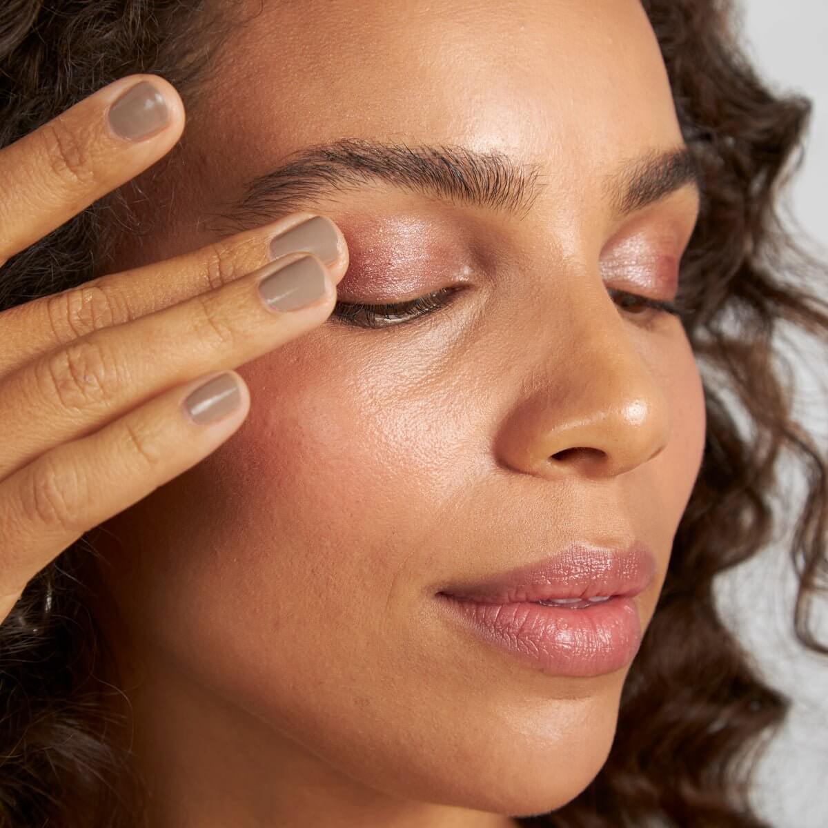 On Point Tint Creamy Eyeshadow & Primer with Peptides - Satin Finish for Long-Lasting Makeup | Perfect for Day to Night Looks & Special Occasions
