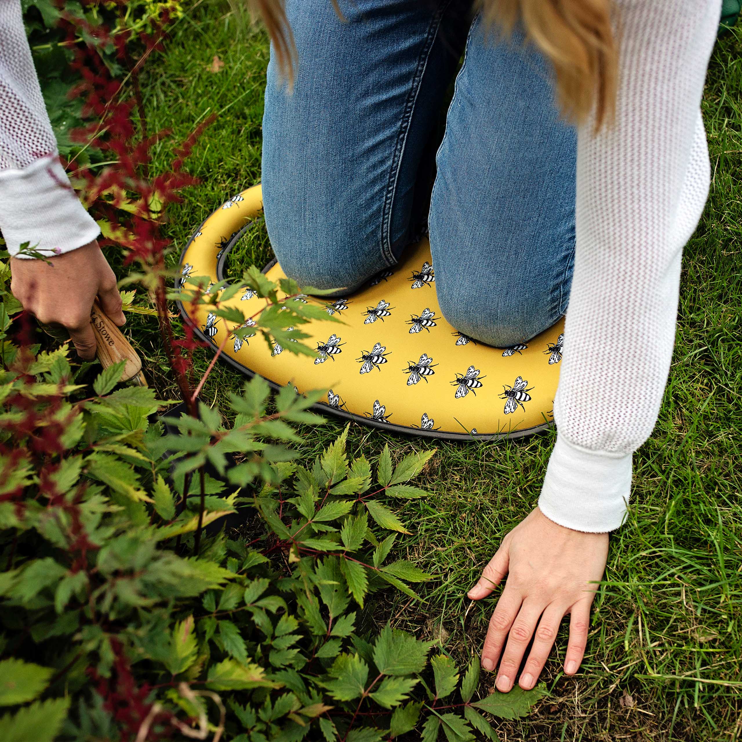 Thistlewood Memory Foam Garden Kneeler Pad - Comfortable Cushion for Gardening, Weeding & Outdoor Work - Waterproof & Durable Knee Protection for Seniors & Adults - Perfect for Lawn Care, Planting & Yard Maintenance