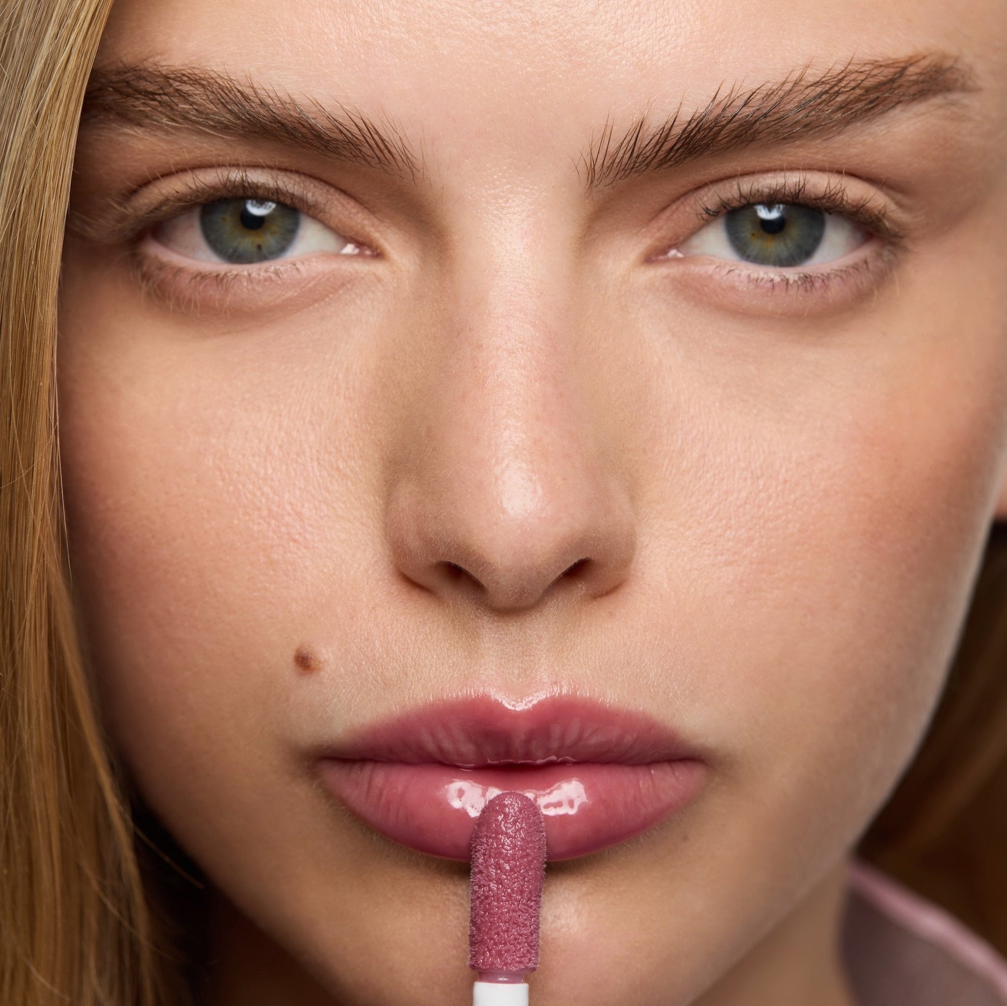 Hydra Barrier Gel Gloss - Hydrating Lip Gloss with Vitamin E & Hyaluronic Acid | Long-Lasting Shine & Moisture Lock | Perfect for Daily Wear, Night Out & Makeup Looks