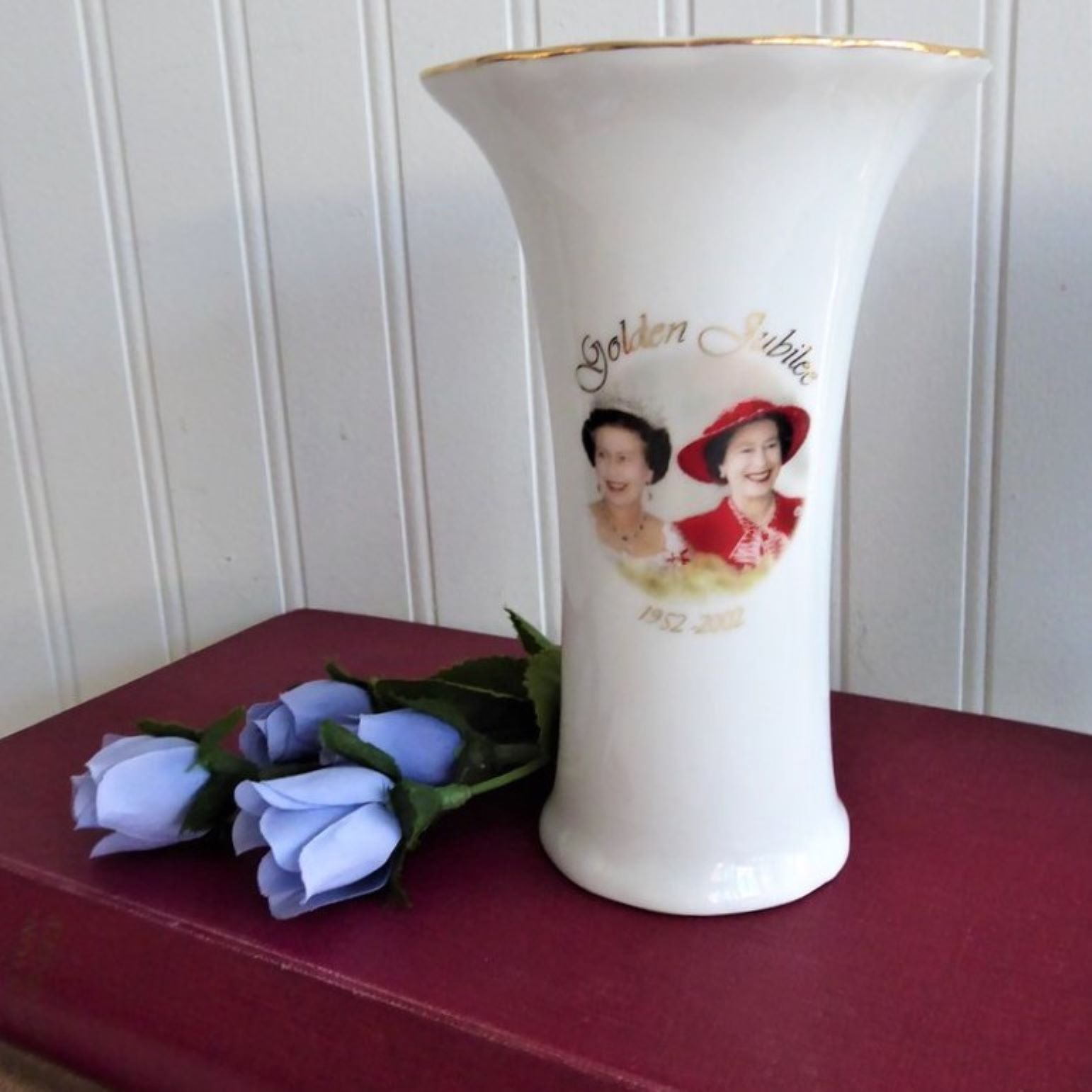 Queen Elizabeth II Golden Jubilee 2002 Commemorative Vase - 50th Anniversary Bone China with Photos - Perfect for Royal Collectors & Home Decor