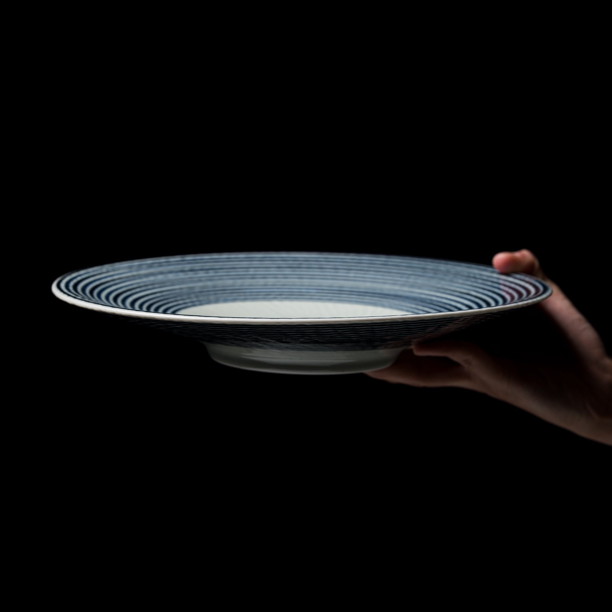 MARUHIRO Aikoma 28cm Dinner Plate - Elegant Japanese Ceramic Tableware for Home Dining & Restaurant Use
