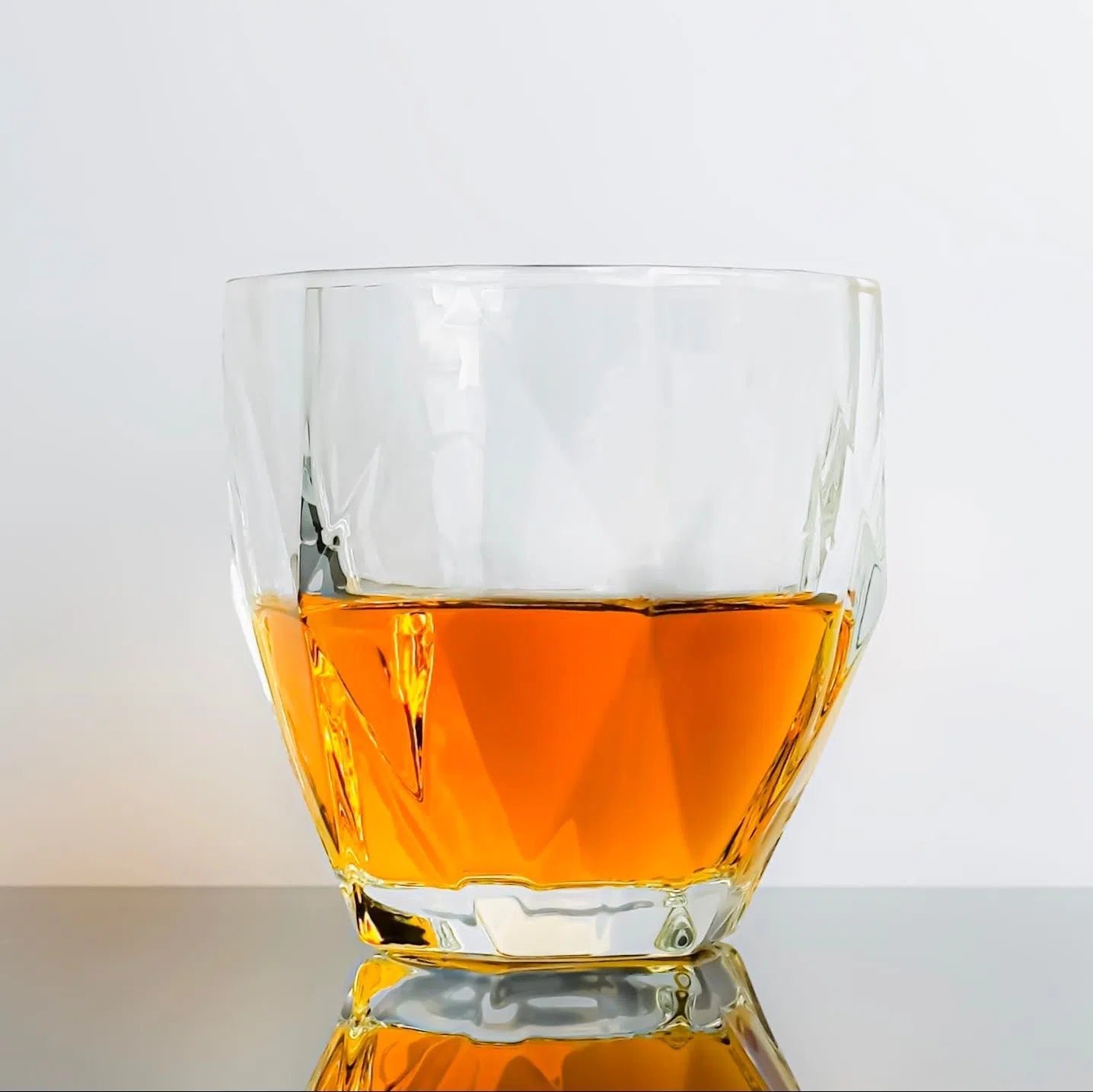 Premium Diamond-Cut Whiskey Decanter Set with 4 Crystal Glasses - 950ml Elegant Barware for Bourbon, Scotch & Whiskey Lovers - Perfect for Home Bars, Gifts & Entertaining