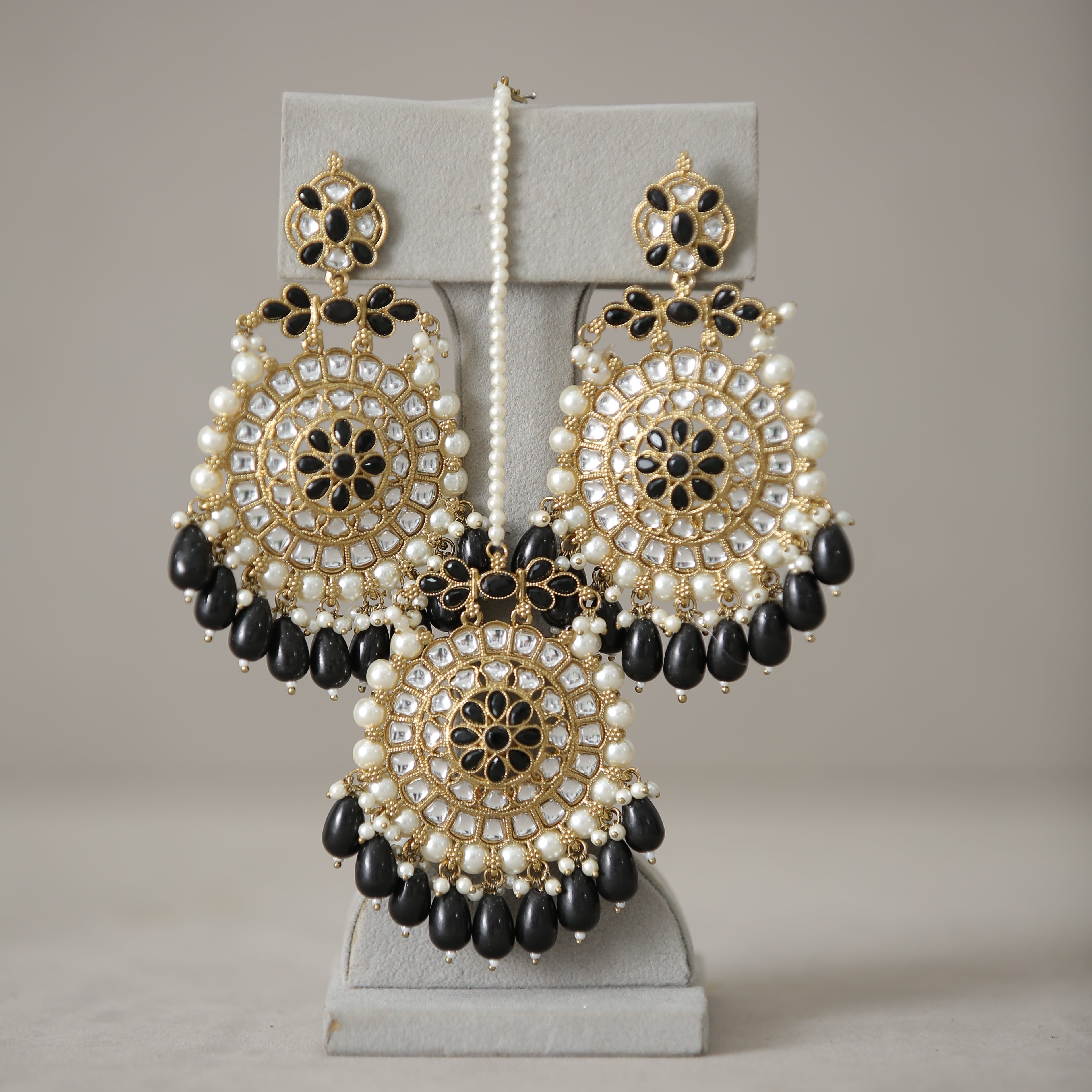 Geetika Kundan Earrings with Tikka Set – Traditional Indian Bridal Jewelry for Weddings & Festive Occasions