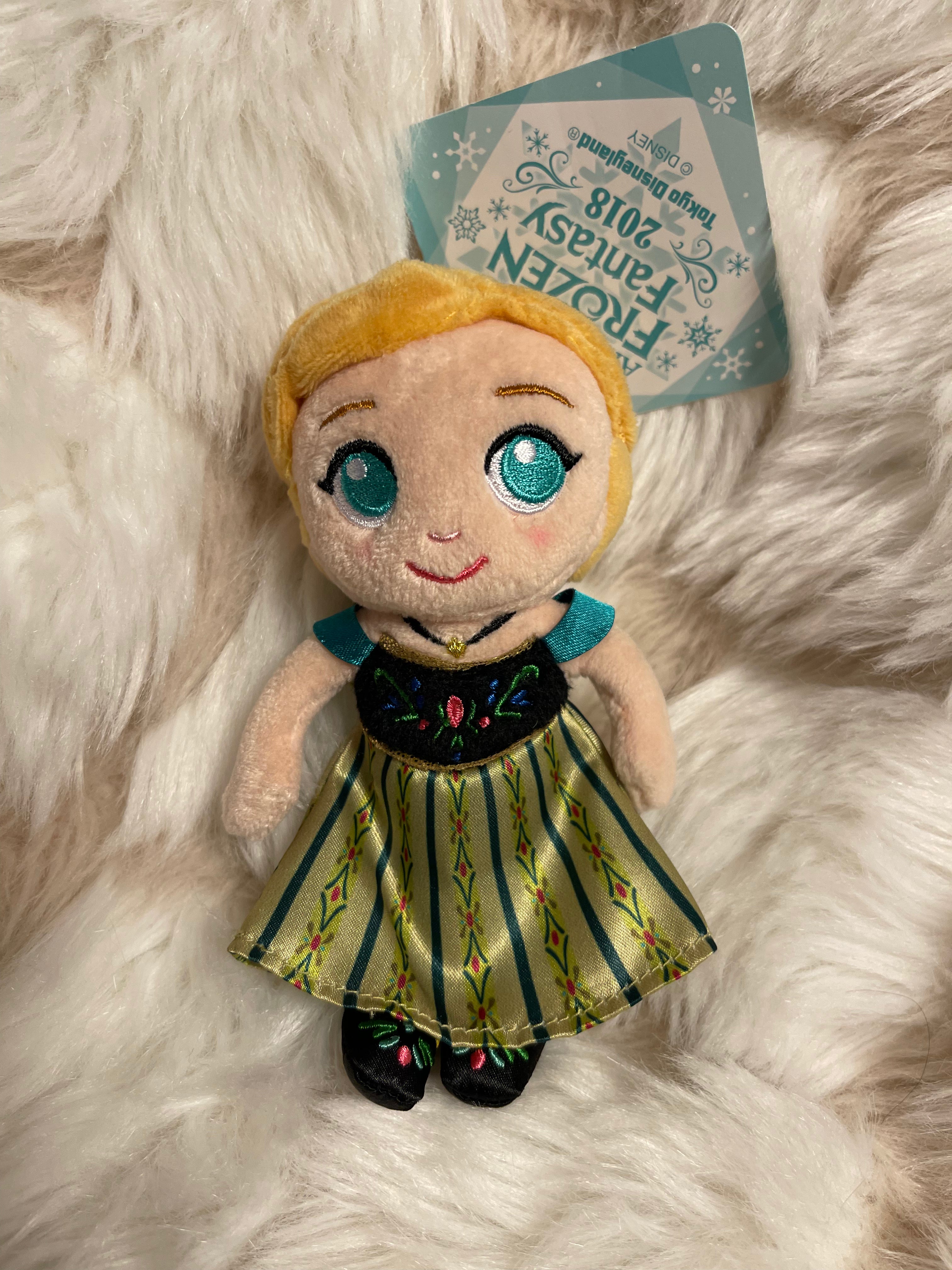 Tokyo Disney Frozen Anna Keychain Badge - Cute Collectible Gift for Disney Fans, Perfect for Backpacks, Luggage & Keys