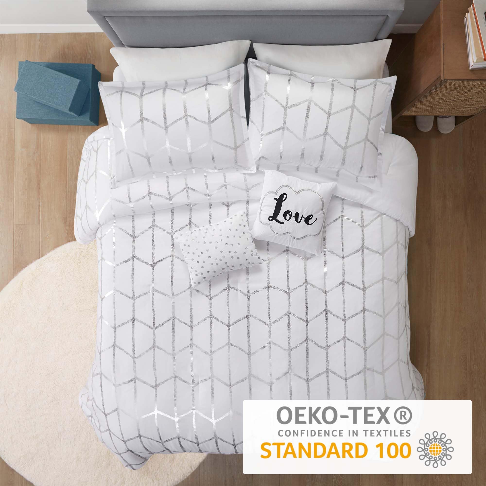 Intelligent Design Raina Twin/Twin XL Comforter Set - Soft Microfiber Geometric Bedding with Metallic Accents, 4-Piece College Dorm Essentials (Comforter, Sham & 2 Decorative Pillows) in White | Perfect for Teen Rooms, Guest Bedrooms & Modern Apartments