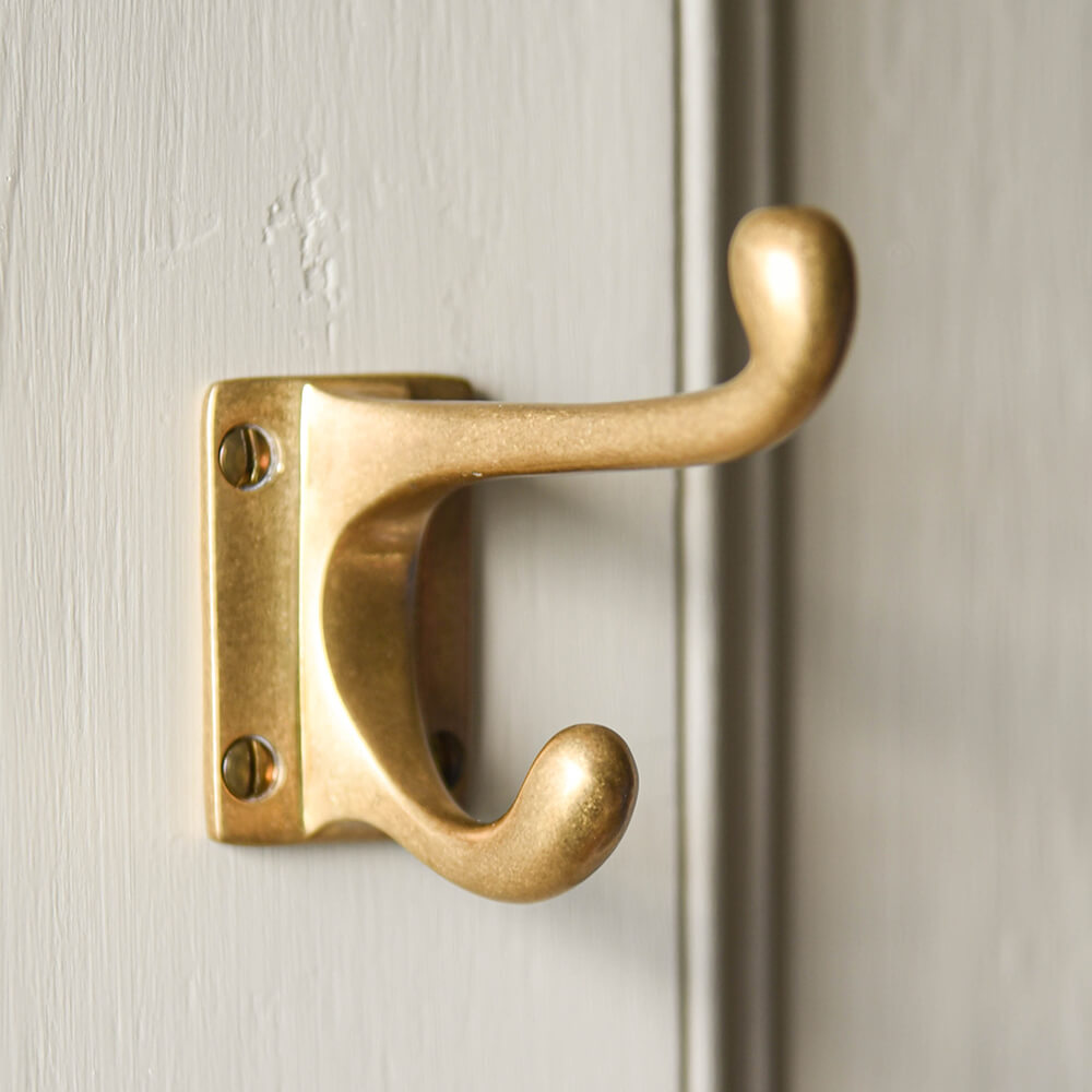 Vintage Aged Brass Double Coat Hook - Rustic Wall Mounted Hooks for Hanging Coats, Hats & Bags - Perfect for Entryway, Mudroom & Bathroom Organization