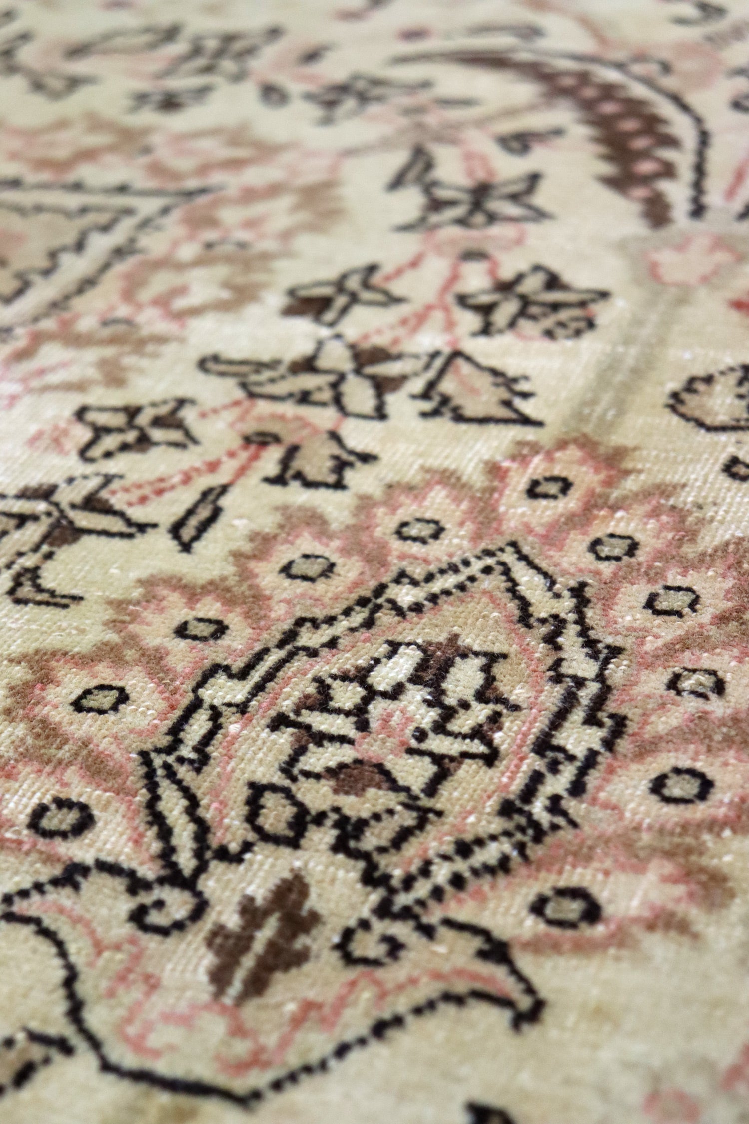 Handwoven Antique Tabriz Traditional Persian Rug - J65484 - Perfect for Living Room, Bedroom & Office Decor