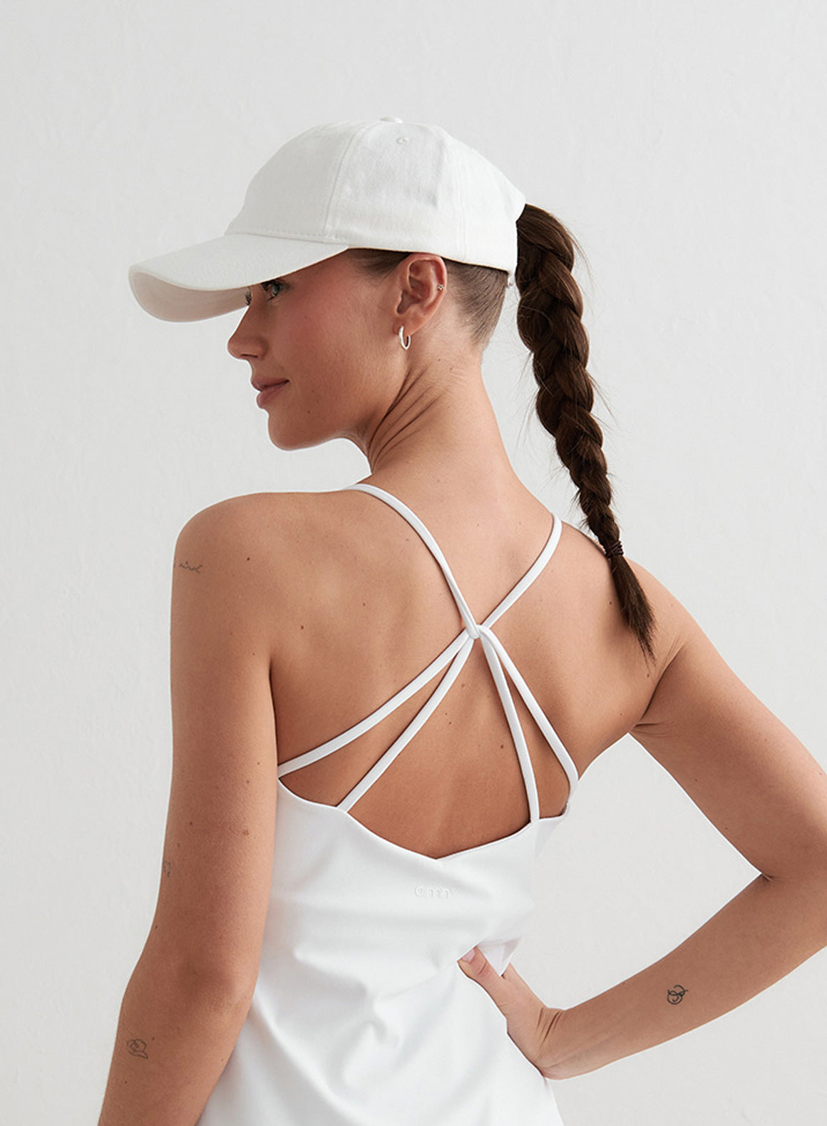 White Small Logo Baseball Cap for Men & Women - Stylish Adjustable Dad Hat for Outdoor Sports, Casual Wear, and Sun Protection