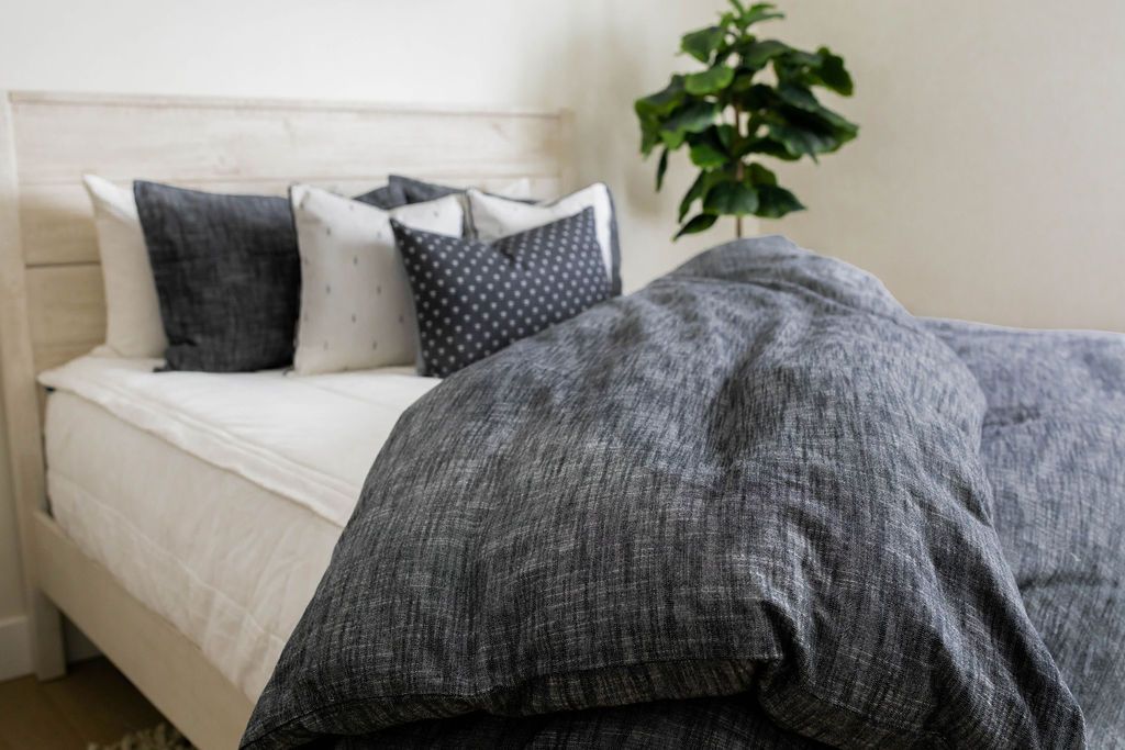 Oliver Soft & Breathable Duvet Cover Set - Queen Size, 3-Piece Luxury Bedding with Zipper Closure - Perfect for Home, Hotel & Guest Room Decor