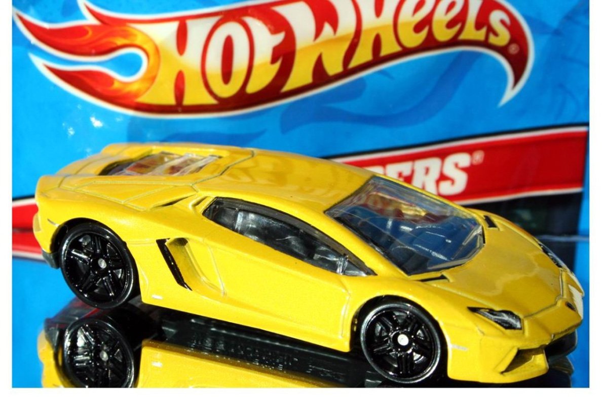 Hot Wheels 1:64 Scale Yellow Lamborghini Aventador LP700-4 2012 Super Speeders Die-Cast Model Car - Collectible Toy for Kids & Adults, Perfect for Display, Racing Games & Gift Giving