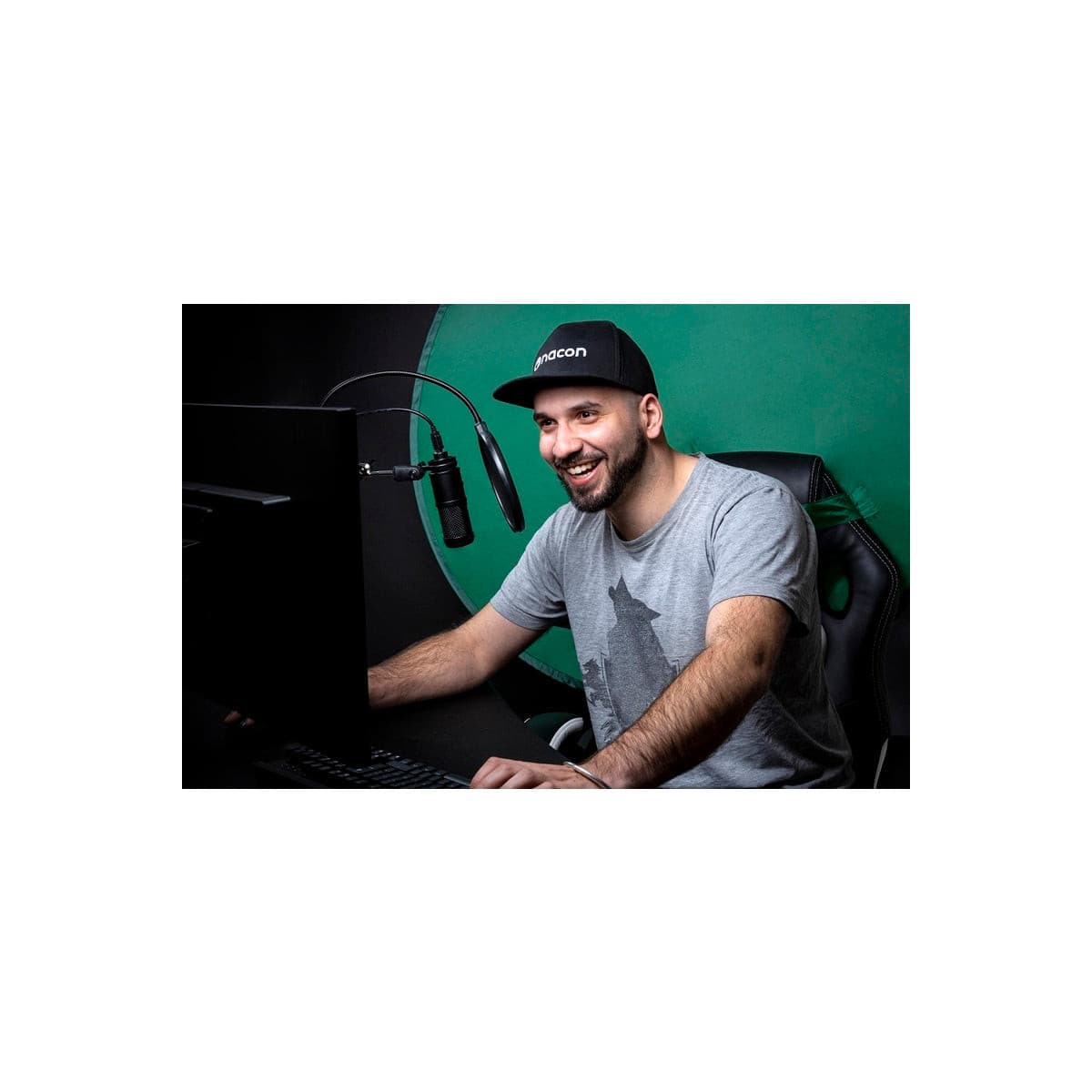 Nacon Professional Streaming Mic Kit with Green Screen for PC, PS4, PS5 - Perfect for Live Gaming, Podcasts & YouTube Content Creation