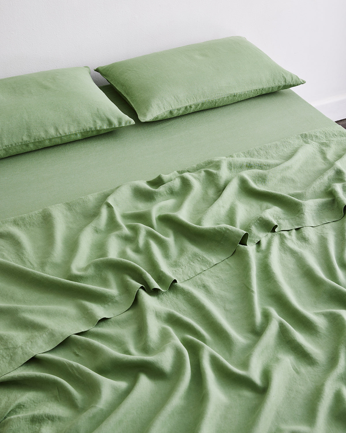 100% French Flax Linen Fitted Sheet - Queen Size Pistachio Green - Breathable & Hypoallergenic Bedding for Hot Sleepers & Allergy Sufferers - Perfect for Summer Nights & Eco-Friendly Homes