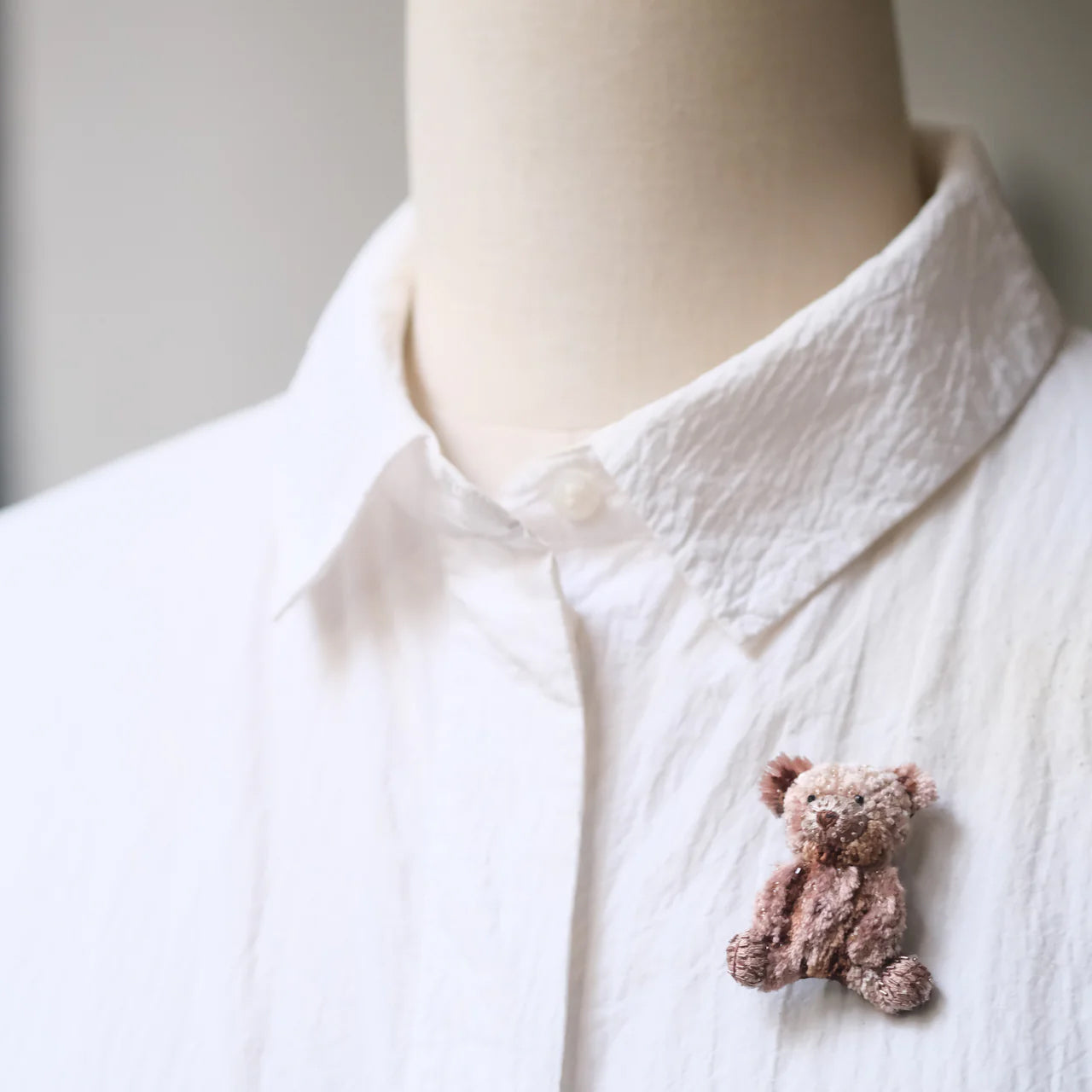 Cute Teddy Bear Brooch Pin - Elegant Floral Teddy Bear Lapel Pin for Women - Perfect for Jackets, Coats, Scarves & Gifts