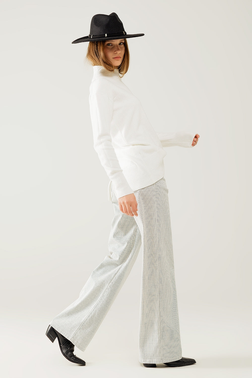 Elegant White Open Back Pullover Sweater - Women's Fashion Loose Knit Top for Casual Wear & Date Nights