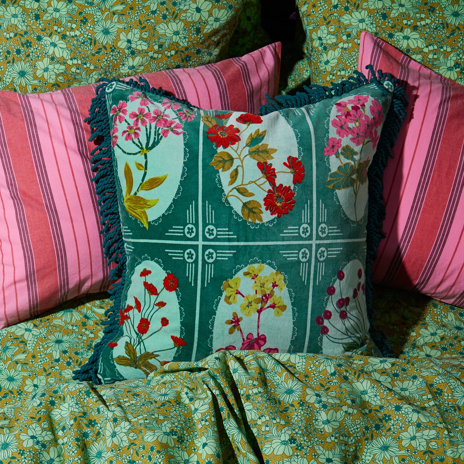 Luxury Gigi Velvet Cushion - Soft Forest Green Throw Pillow for Sofa, Bed & Home Decor - Perfect for Living Room, Bedroom & Nursery