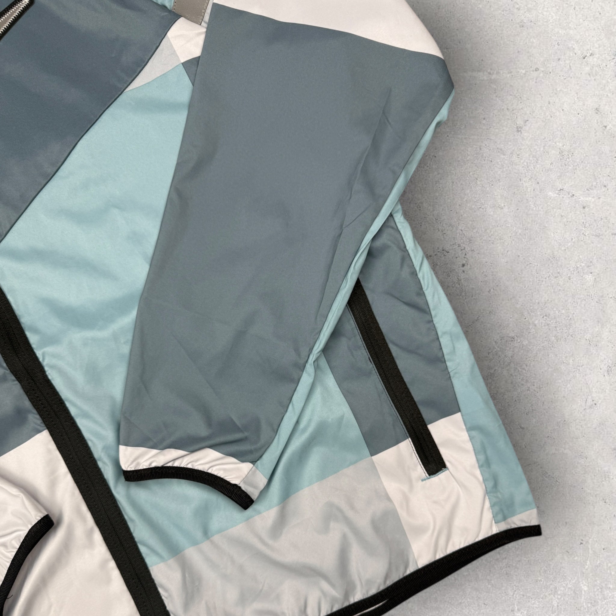 Nike Exclusive Patchwork Jacket for Men & Women - Blue Windbreaker with Stylish Design - Perfect for Running, Hiking & Outdoor Activities