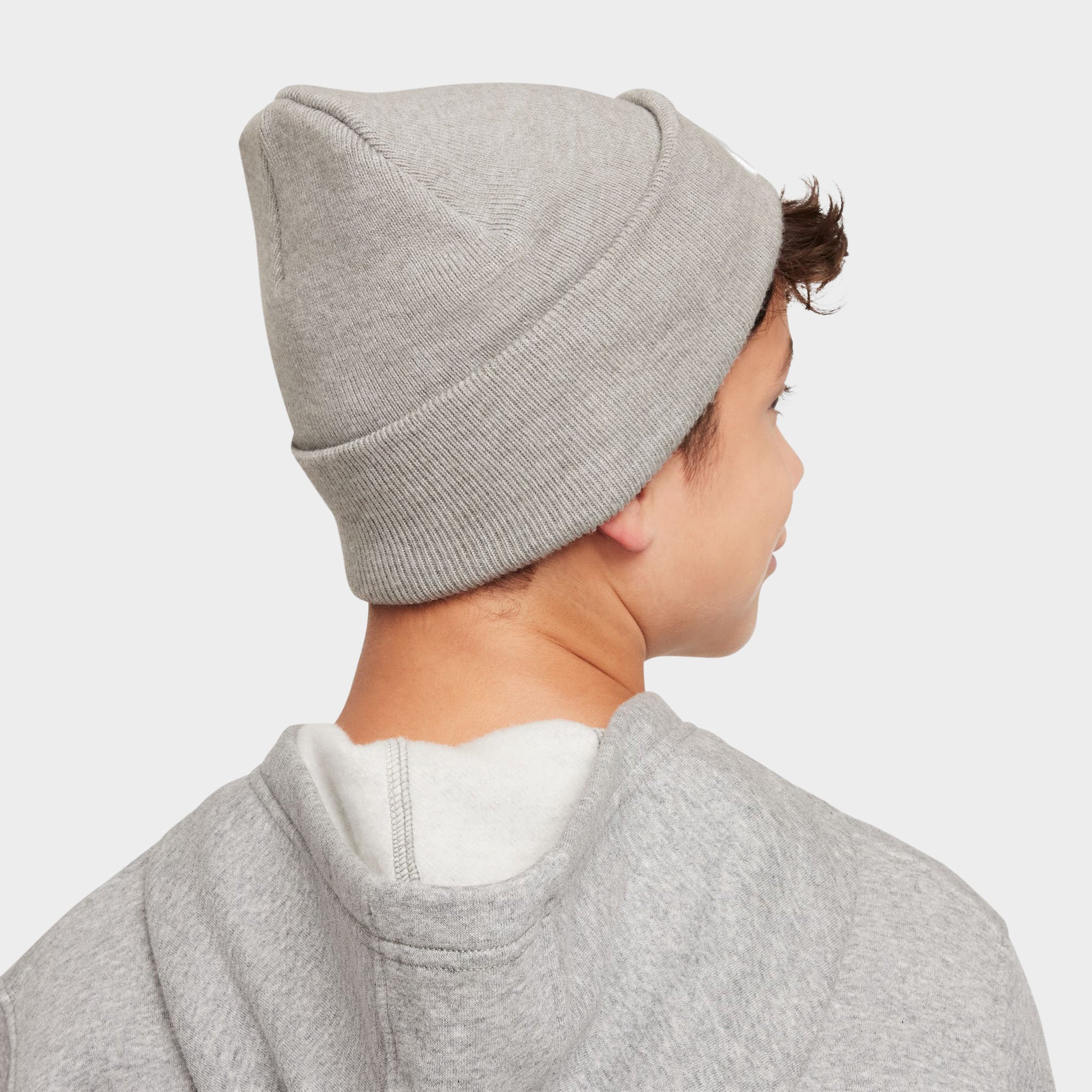 Nike Big Kids' Peak Tall Cuff Futura Beanie - Grey/White - Warm Winter Hat for Boys & Girls - Perfect for Skiing, Snowboarding & Outdoor Activities
