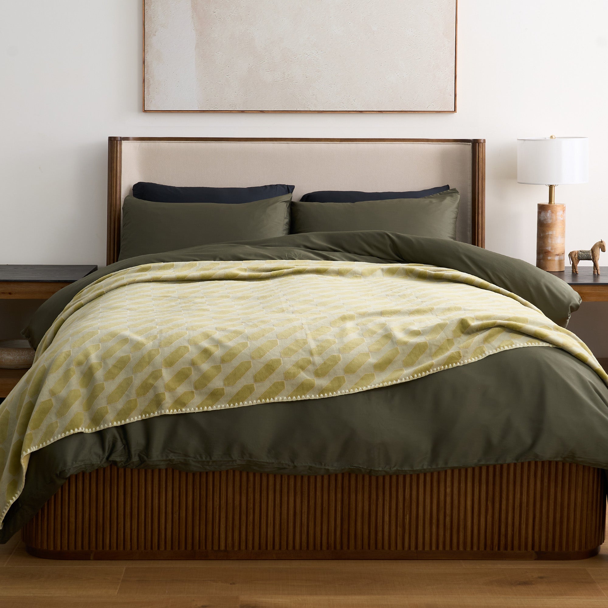 Soft & Lightweight Fleece Blanket - Ultra Cozy Throw for Bed, Sofa & Travel - Perfect for Winter Nights, Camping & Home Decor