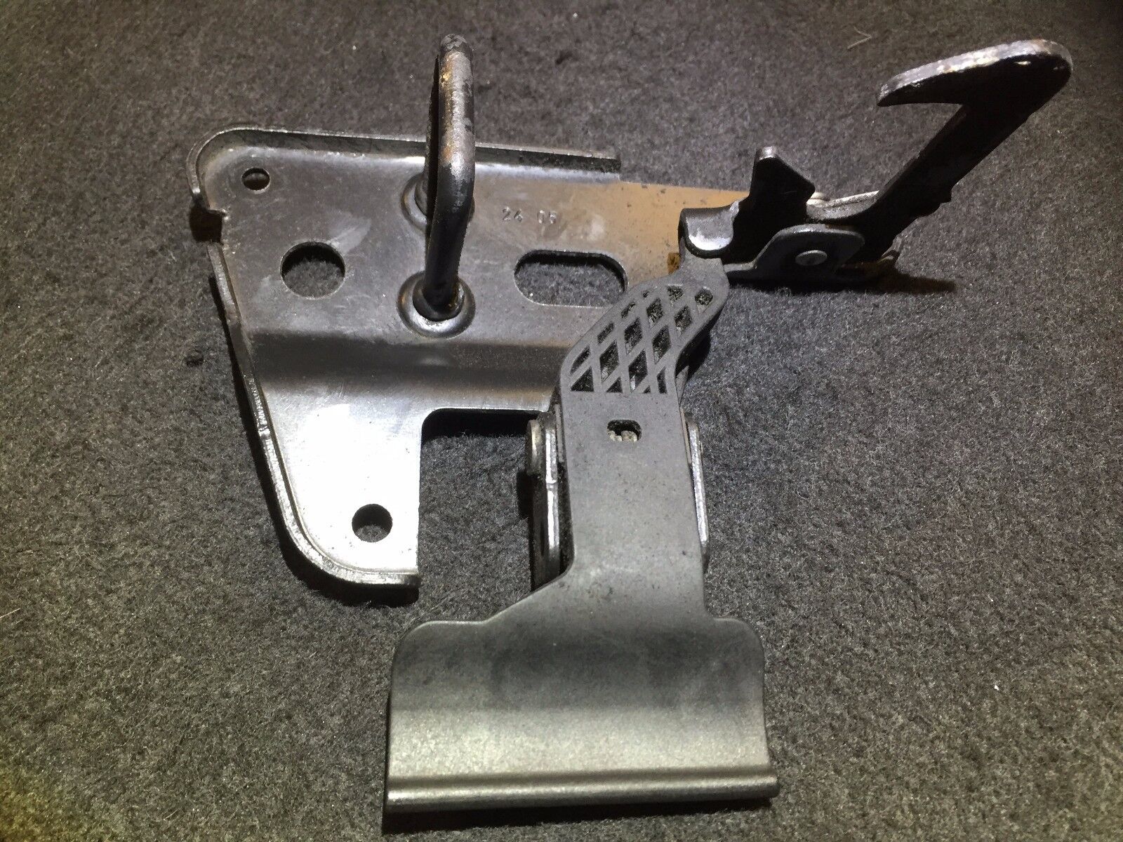 05-08 Audi A6 C6 Hood Safety Catch Lock 4F0823480A OEM Replacement - Perfect for Engine Maintenance & Car Repair