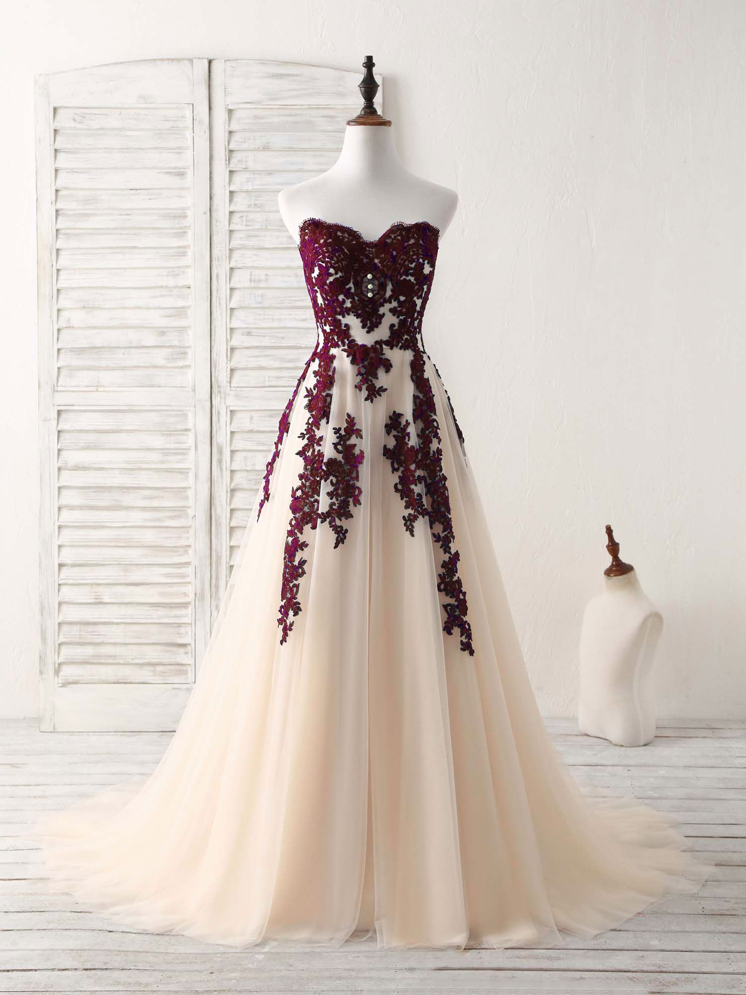 Elegant A-Line Sweetheart Tulle Lace Applique Burgundy Long Prom Dress for Women - Perfect for Formal Dances, Weddings & Bridesmaid Occasions