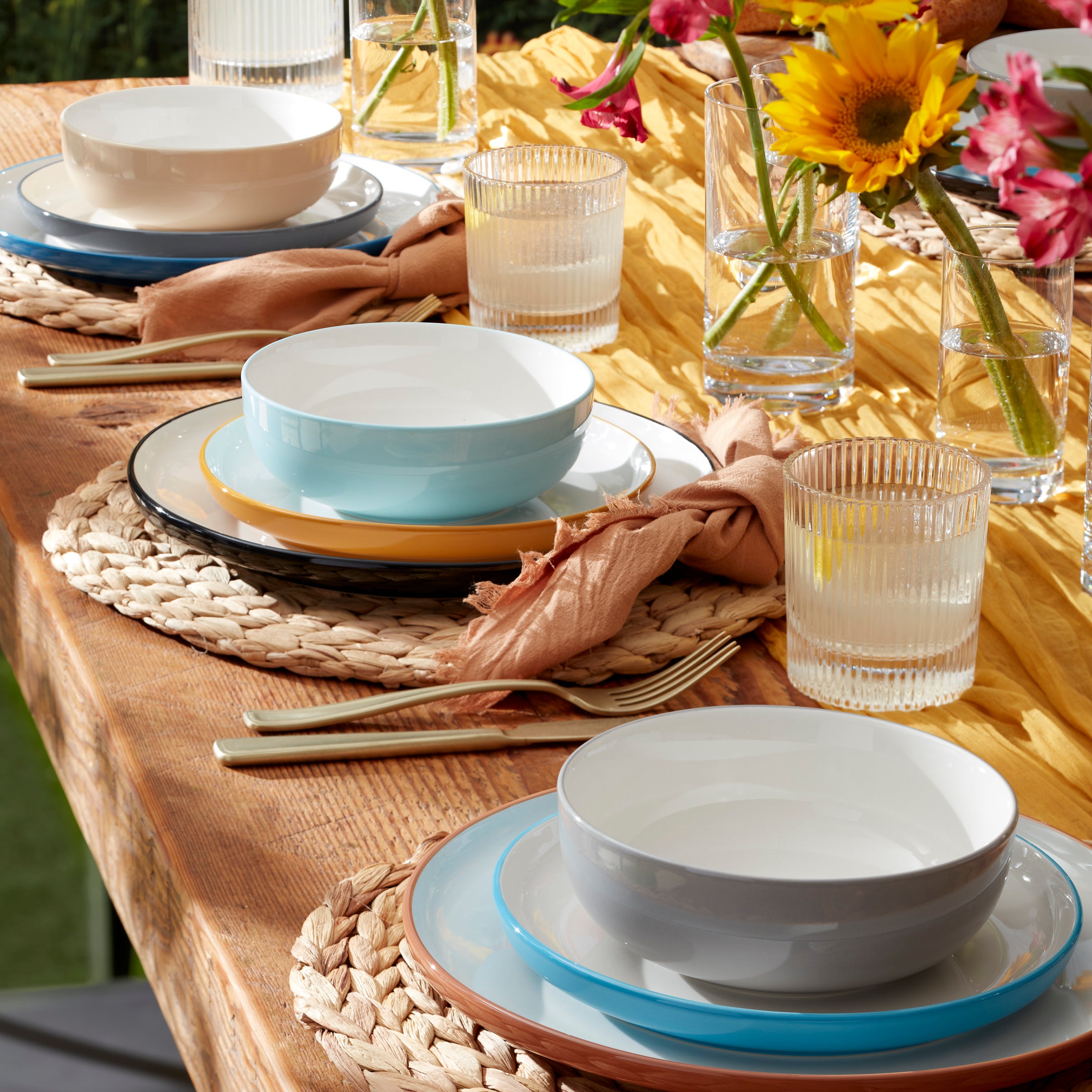 24-Piece Turquoise Dinnerware Set - 7 Vibrant Colors, Durable Porcelain Plates, Bowls & Mugs - Perfect for Family Dinners, Parties & Restaurant Use