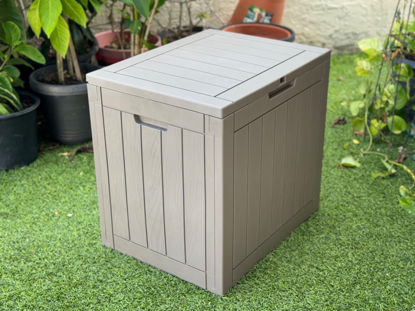 31 Gallon Waterproof Plastic Deck Storage Box with Lockable Lid - Outdoor Patio Toy & Garden Storage Bin for Deck, Backyard, and Poolside Organization