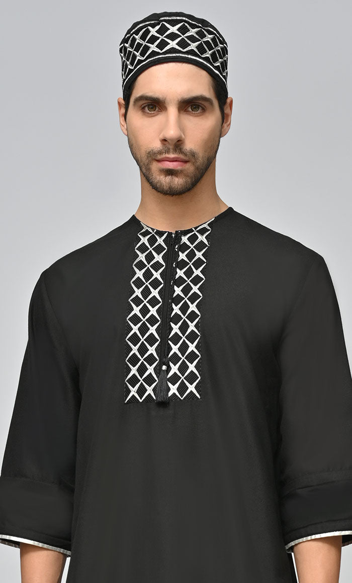 Men's Arabic Geometric Embroidered Thobe Jubba with Pockets & Matching Kufi - Traditional Islamic Attire for Eid, Weddings & Special Occasions