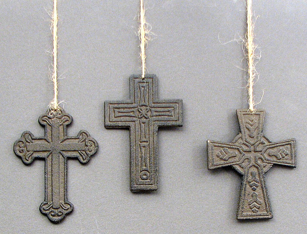 IWGAC 0184-1310 Set of 3 Vintage Cast Iron Crosses - Rustic Home Decor for Wall, Garden, and Outdoor Cross Collection - Perfect for Farmhouse, Cottage, and Patio Decorating