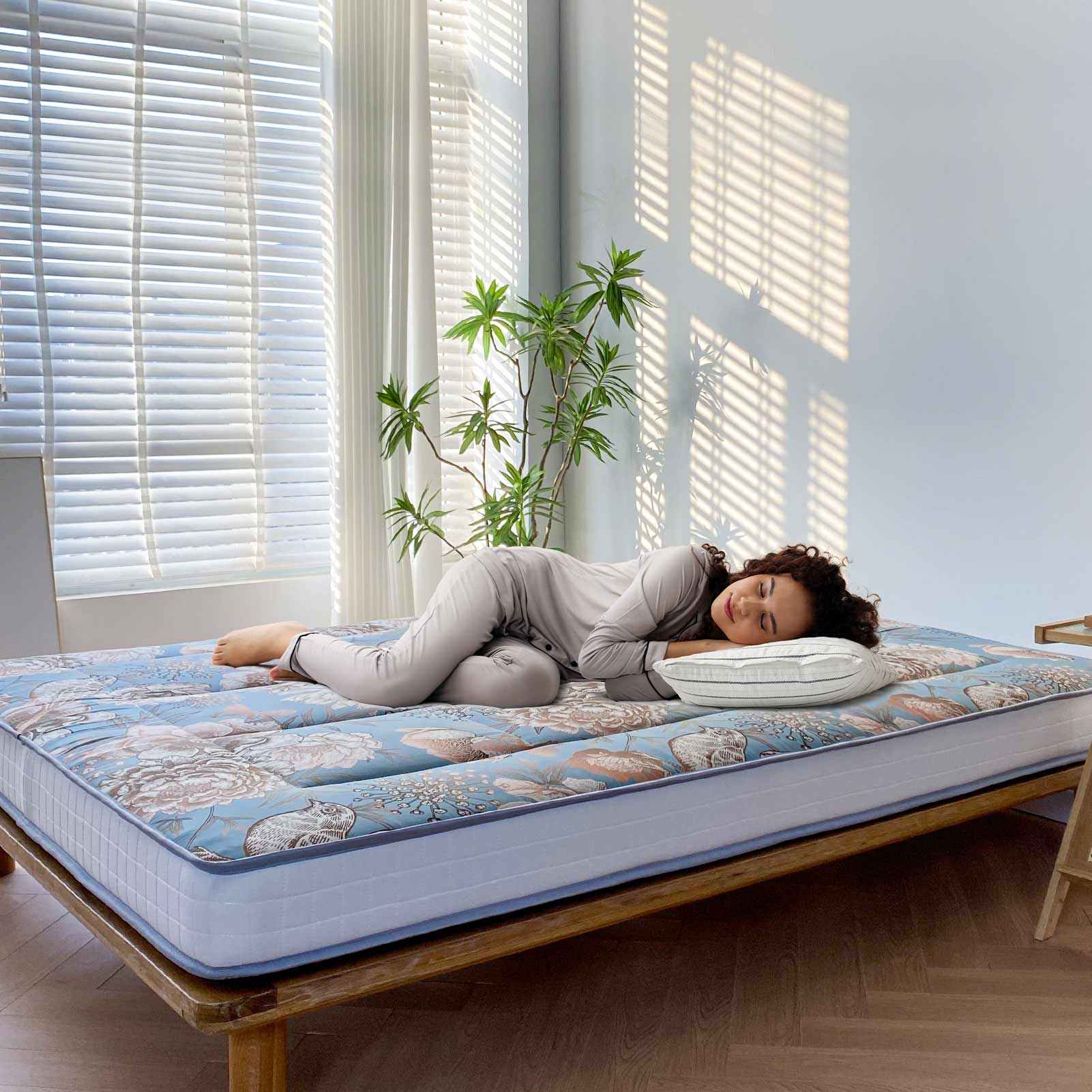 MAXYOYO Padded Japanese Floor Mattress - Floral Printed Futon Mattress & Folding Sleeping Pad for Guest Bed, Camping, Yoga & Meditation | Comfortable Floor Cushion for Small Spaces