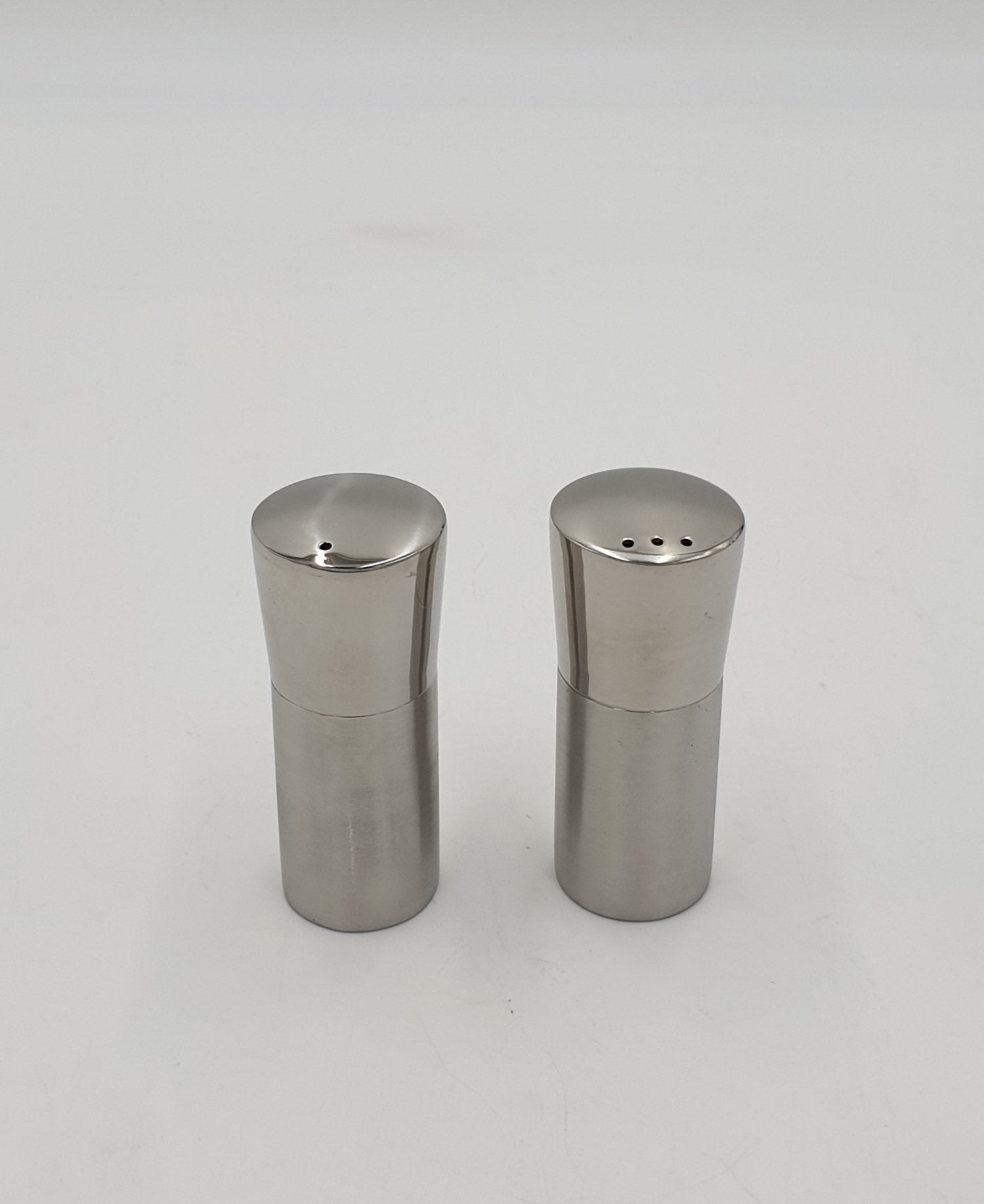2-Piece Stainless Steel Salt and Pepper Shaker Set - Durable & Stylish for Kitchen, Dining Table, and Outdoor Picnics