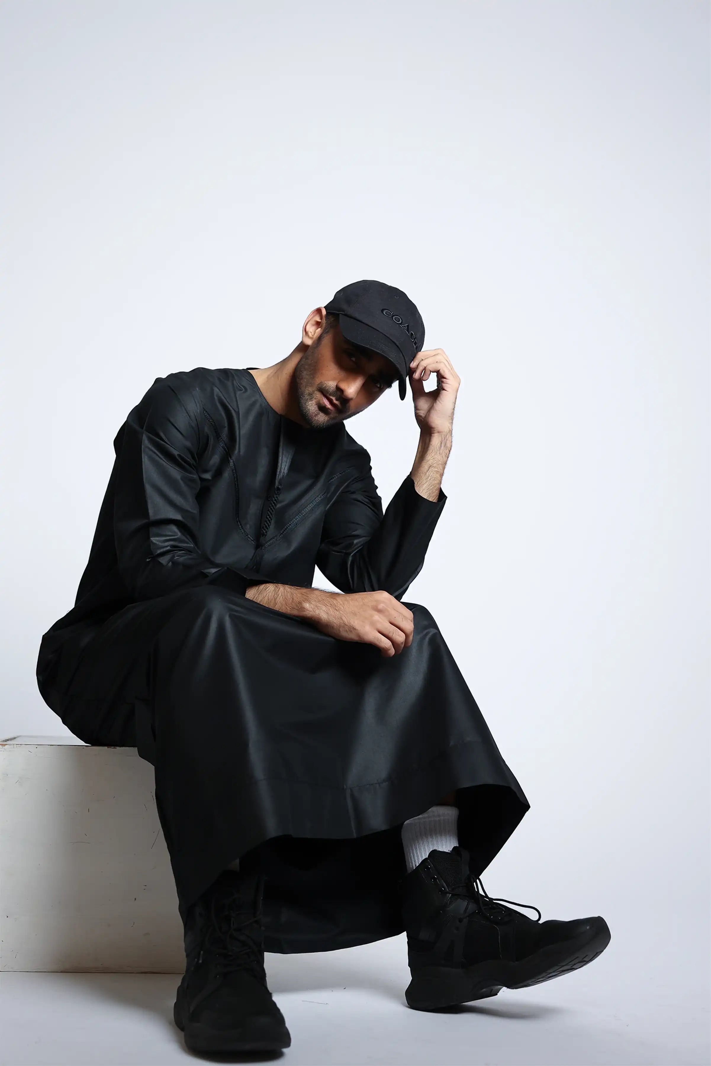 J148 Black Emirati Thobe for Men - Traditional Arabic Robe - Perfect for Eid, Weddings & Special Occasions