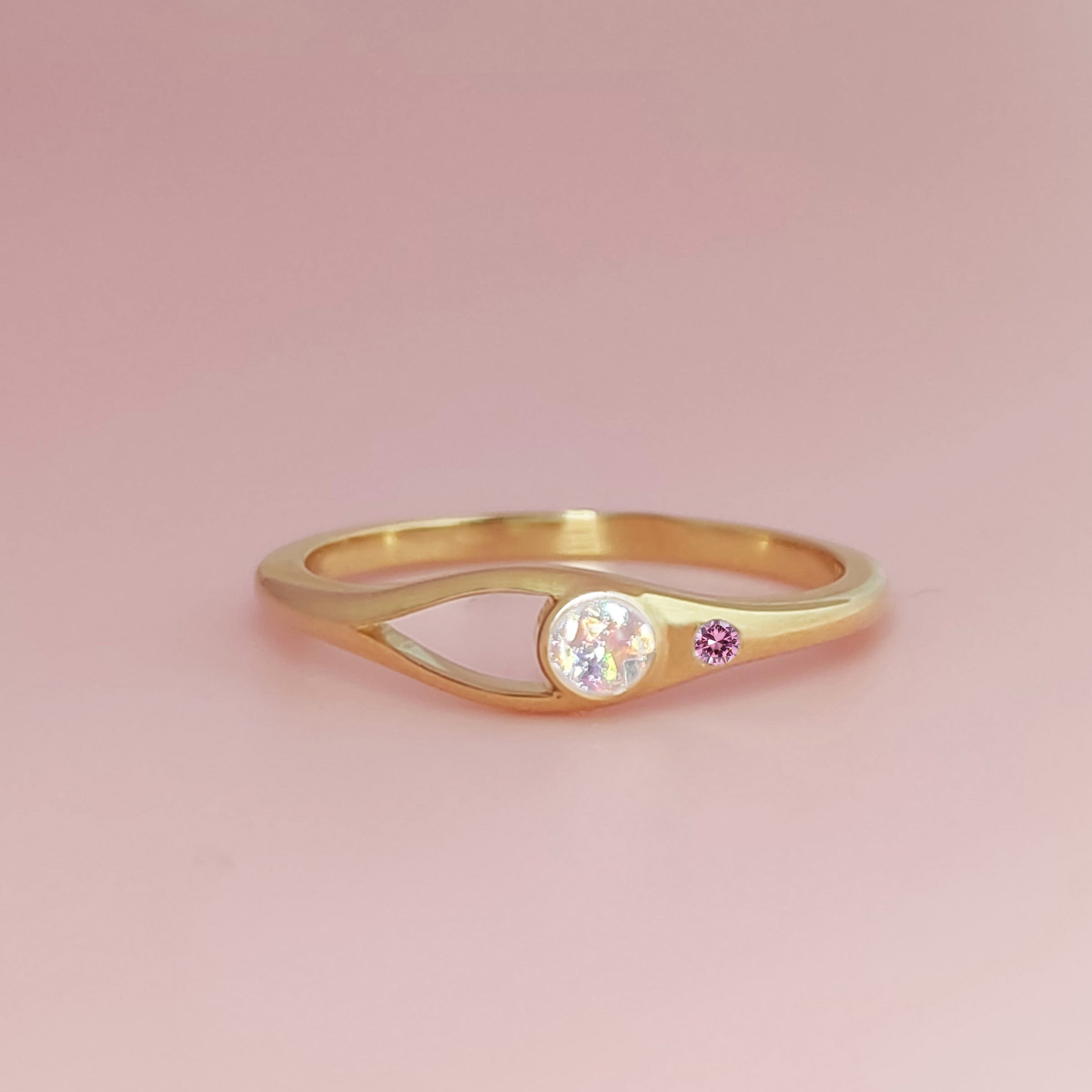 Elegant Gold Ashes Ring for Men & Women - Handcrafted Memorial Jewelry for Loved Ones - Perfect for Remembrance, Gifts & Special Occasions