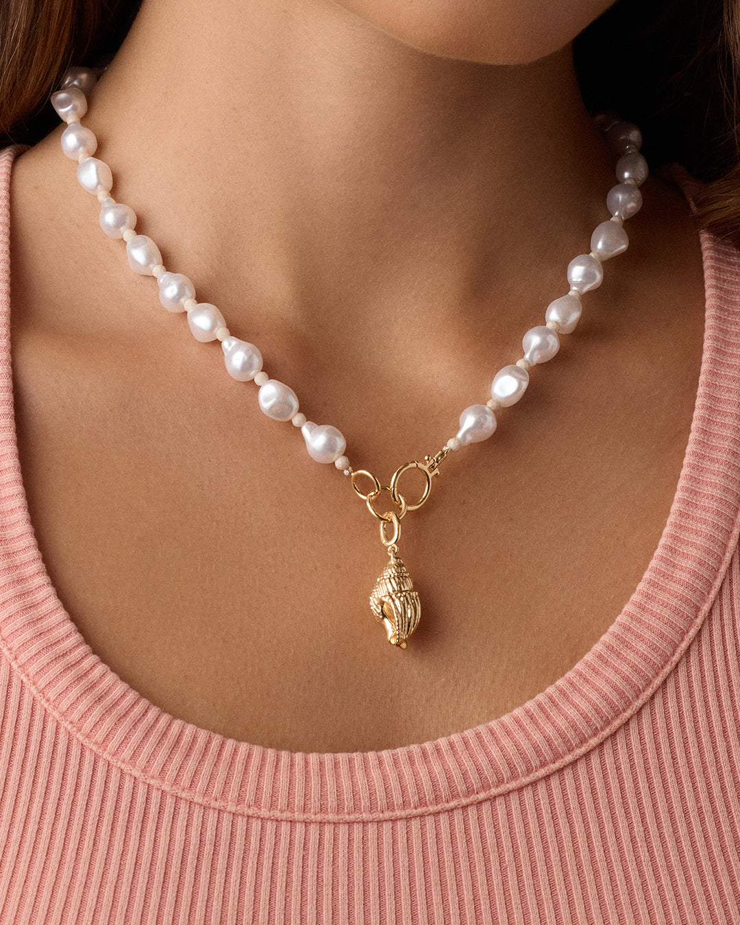 Gold Tulip Shell Parker Charm Necklace - Elegant Beach Jewelry for Women, Perfect for Summer Vacations & Boho Fashion
