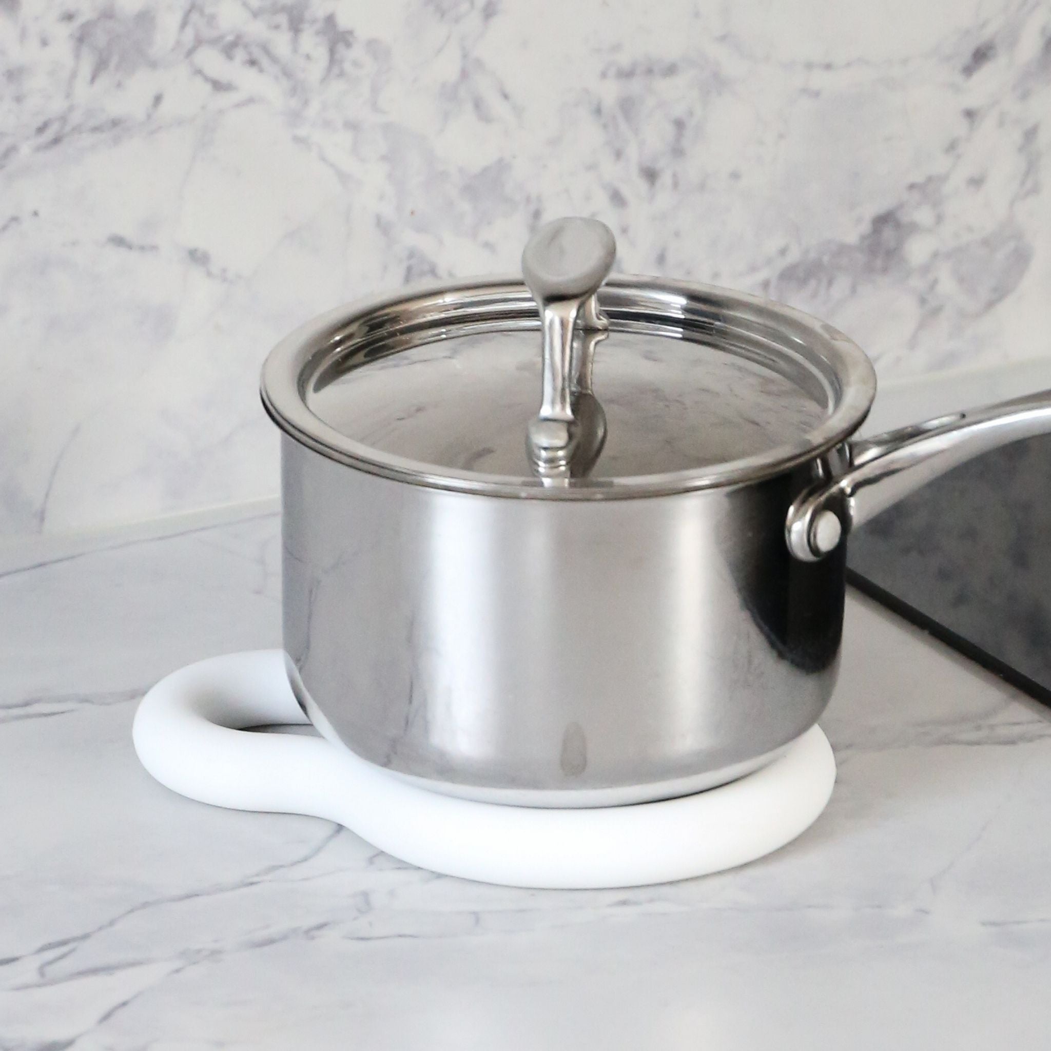 DESIGNSTUFF Heat Resistant Silicone Trivet - White Non-Slip Pot Holder for Kitchen Countertops & Dining Tables - Perfect for Hot Pots, Pans & Dishes