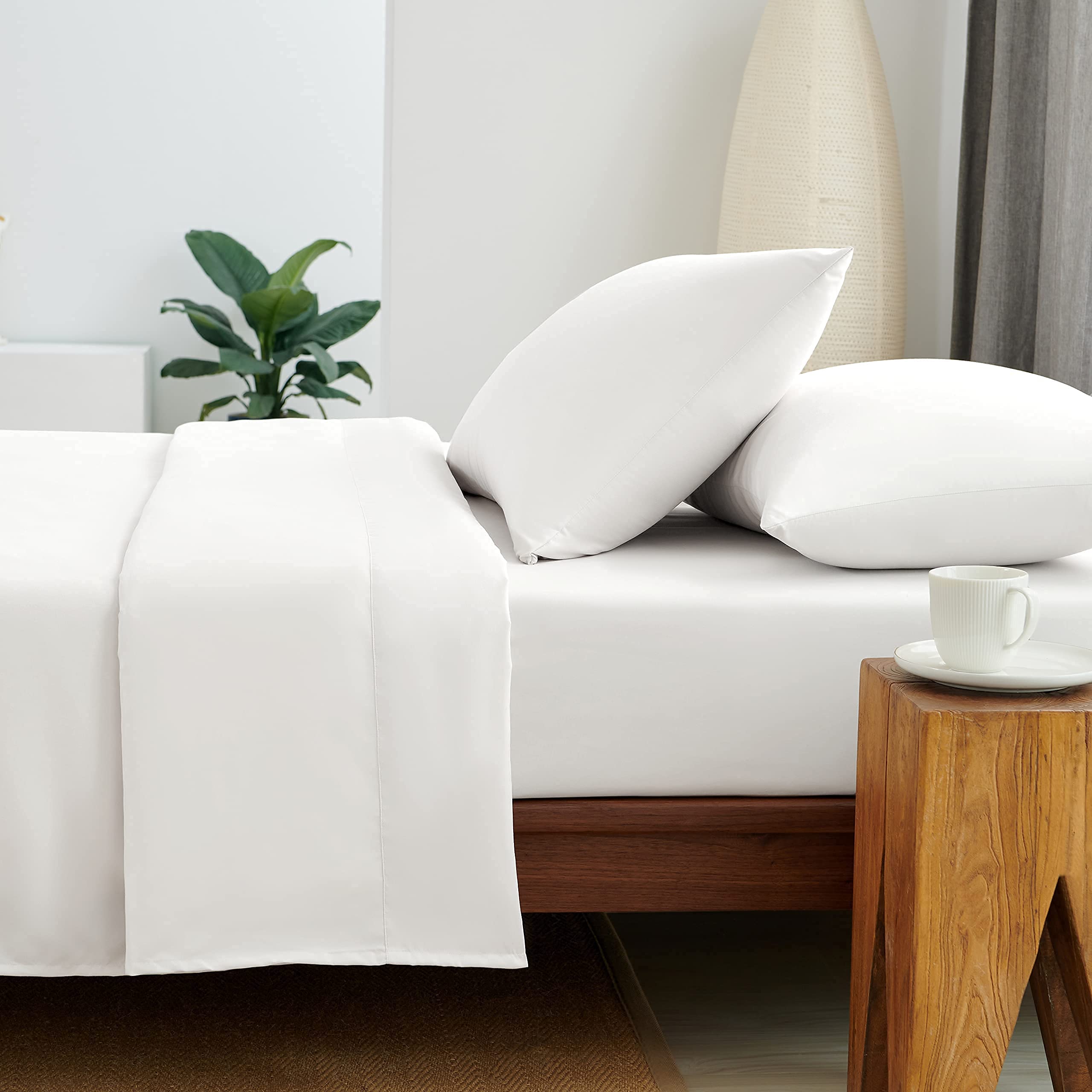 Saintrra King Size 4-Piece Bed Sheet Set - Ultra Soft Microfiber Bedding with Deep Pocket (1 Fitted Sheet, 1 Flat Sheet, 2 Pillowcases) for King Mattress - Perfect for Home, Hotel, and Guest Room - White