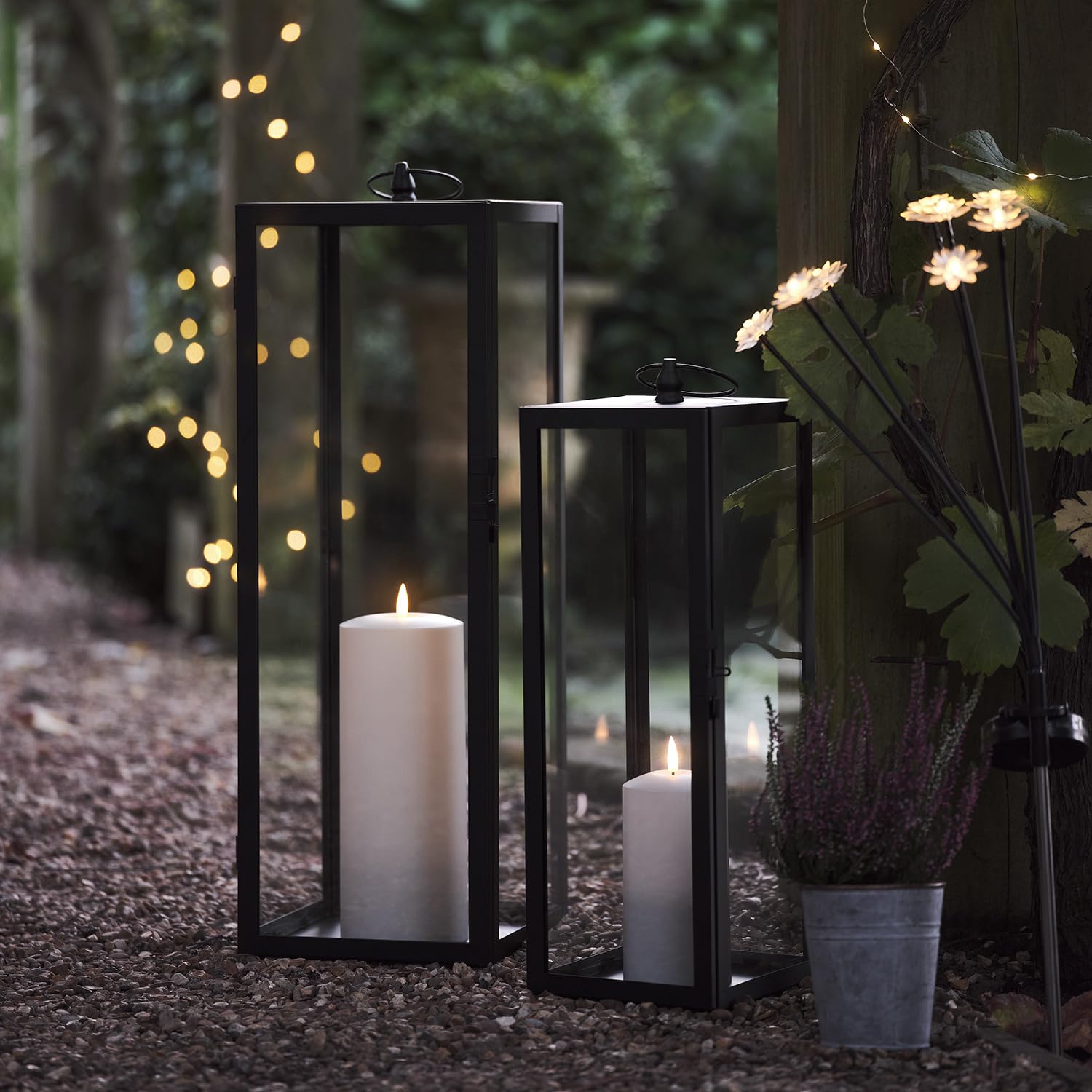 Lanterne Noire Extérieur et Intérieur - Lot de 2 (45 cm et 60 cm) avec Bougie LED TruGlow® à Flamme Vacillante - Résistante aux Intempéries - Minuterie Intégrée - Décoration pour Jardin, Balcon, Terrasse, Allée et Mariage