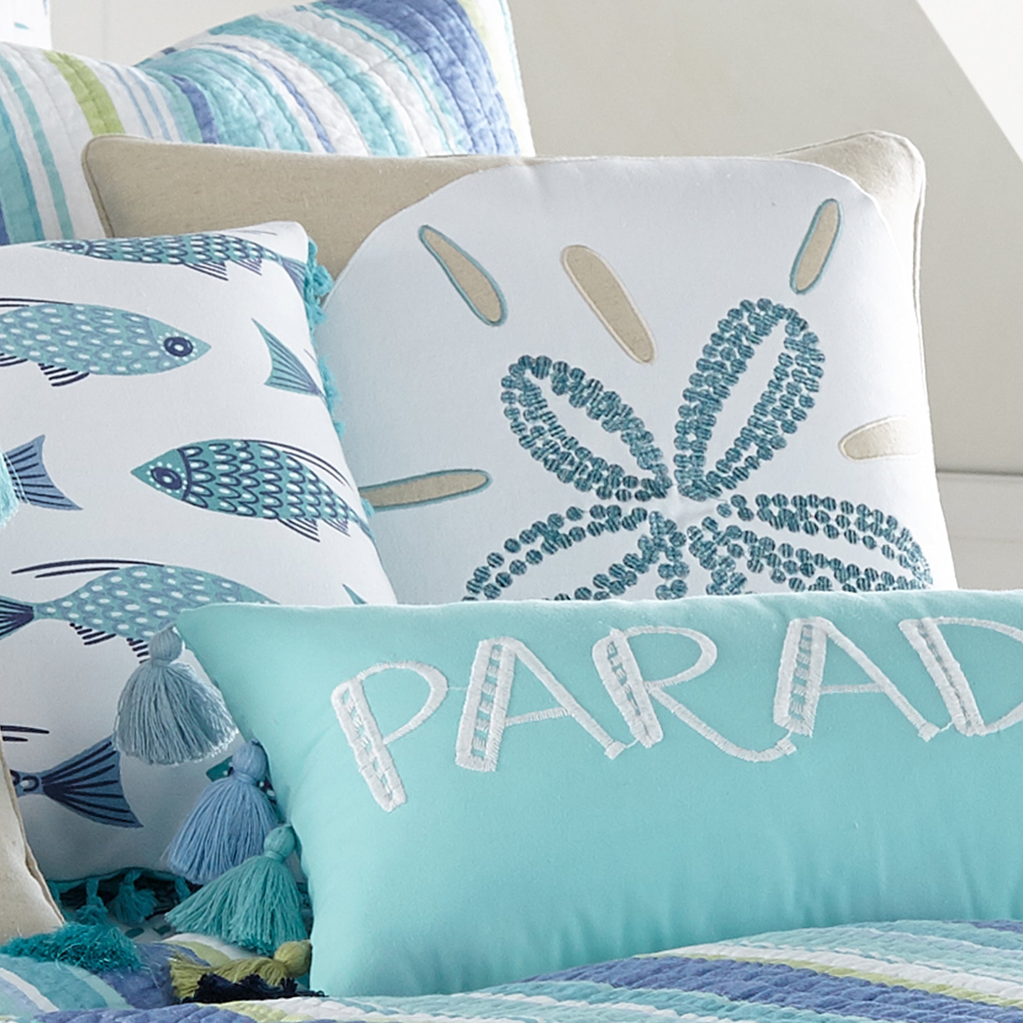 Laida Beach Flower Pillow - Soft Decorative Throw Pillow for Couch, Bed, Sofa - Perfect for Home Decor, Living Room, Bedroom & Outdoor Use